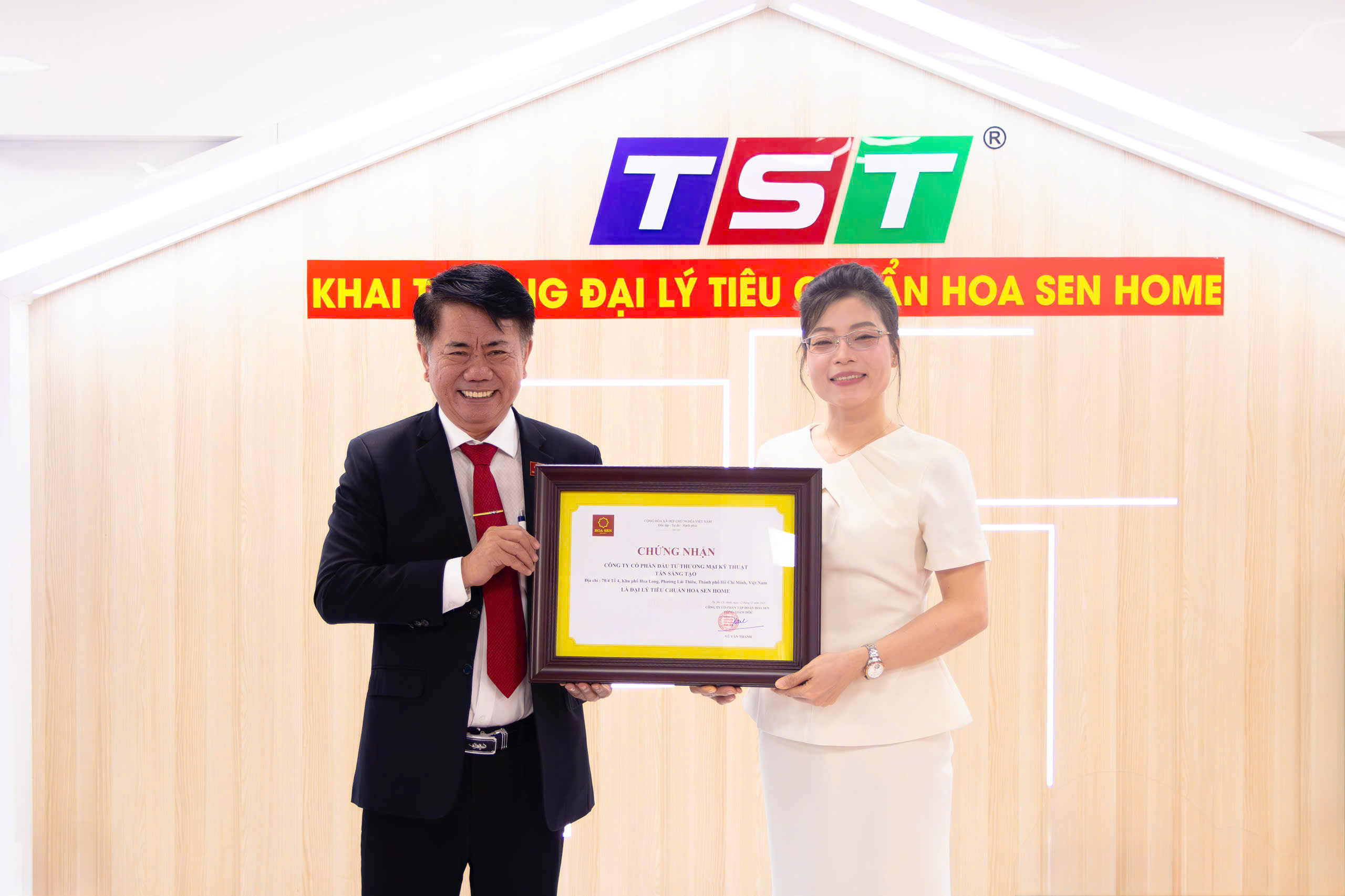 Ông Vũ Văn Thanh - Tổng Giám đốc Tập đoàn Hoa Sen trao Giấy chứng nhận Đại lý tiêu chuẩn Hoa Sen Home cho Đại lý Tân Sáng Tạo.