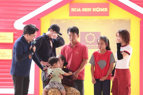 Nhâm Phương Nam và Lâm Bảo Ngọc chia sẻ sự xúc động khi lắng nghe những câu chuyện tuổi thơ thiếu vắng tình thân của các em học sinh.