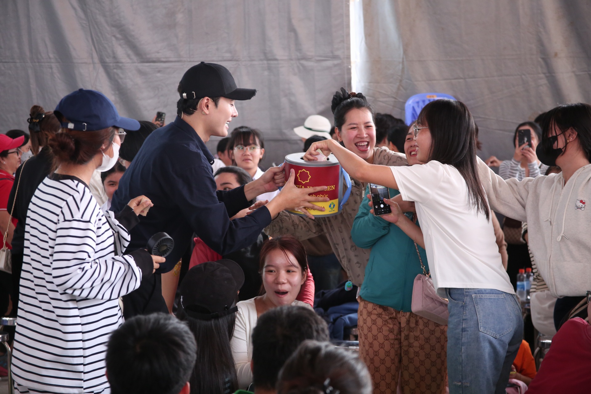 Người dân Tây Ninh phủ kín Quảng trường Tô Quyền, hào hứng đồng hành cùng chương trình.