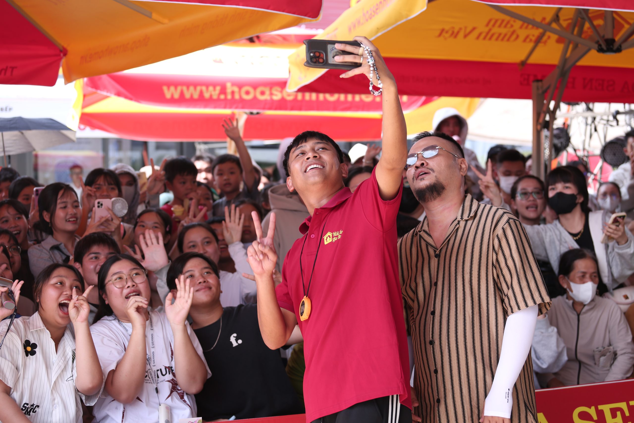 Thái Vũ và Vinh Râu giao lưu, khuấy động không khí cùng khán giả Tây Ninh.