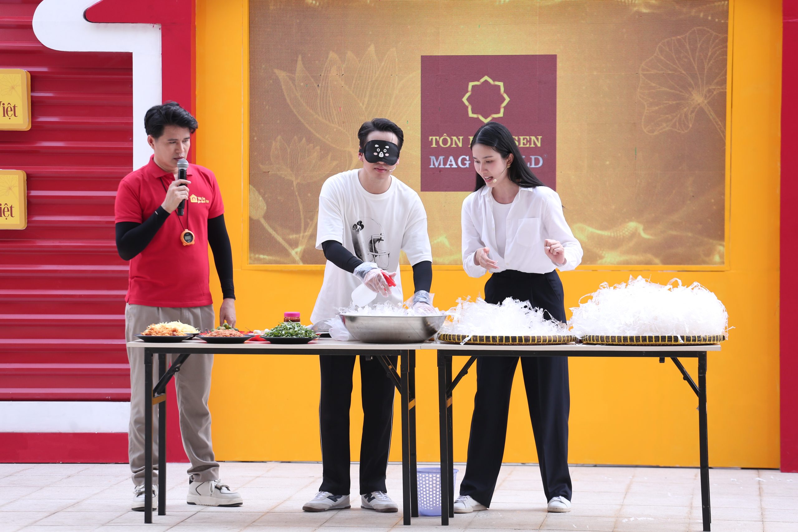 MC Vũ Mạnh Cường dẫn dắt duyên dáng, kết nối cảm xúc cùng ca sĩ Bạch Công Khanh và Á hậu Phương Anh trong buổi ghi hình tại Tây Ninh.