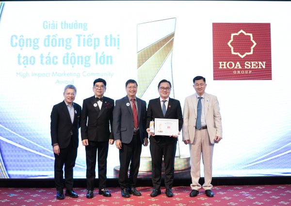 Ông Nguyễn Lê Mạnh Tùng - Quyền Phó Tổng Giám đốc Tập đoàn Hoa Sen nhận giải thưởng từ Ban tổ chức Vietnam Marketing Awards 2025.