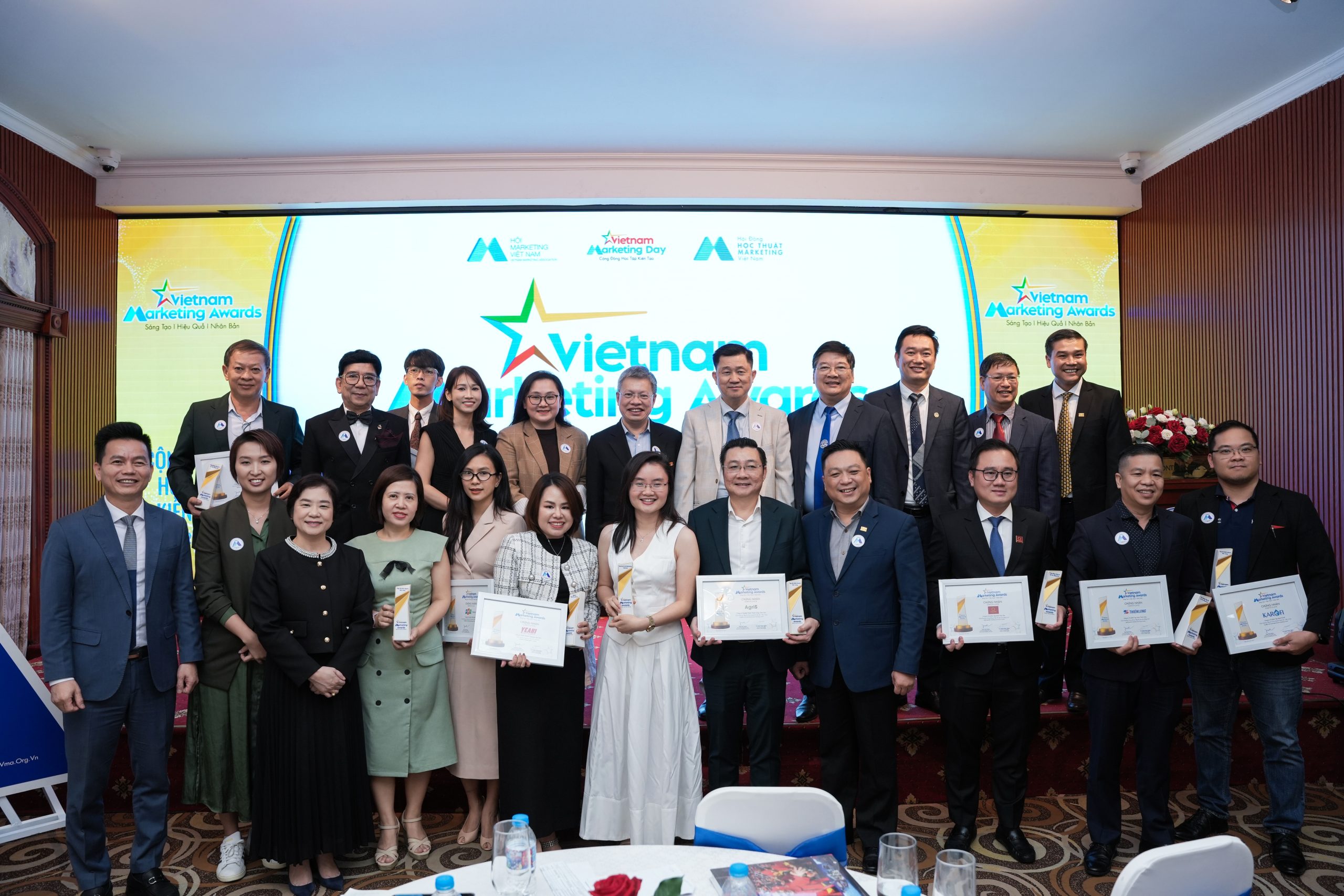 Ông Nguyễn Lê Mạnh Tùng - Quyền Phó Tổng Giám đốc Tập đoàn Hoa Sen cùng các đại diện của những hạng mục được vinh danh tại Vietnam Marketing Awards 2025.