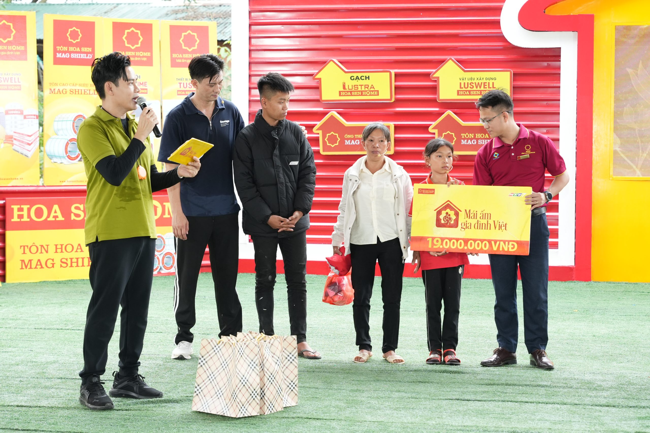 Gia đình em Dương Nguyễn Chúc Ly về thứ ba, nhận 19 triệu đồng.