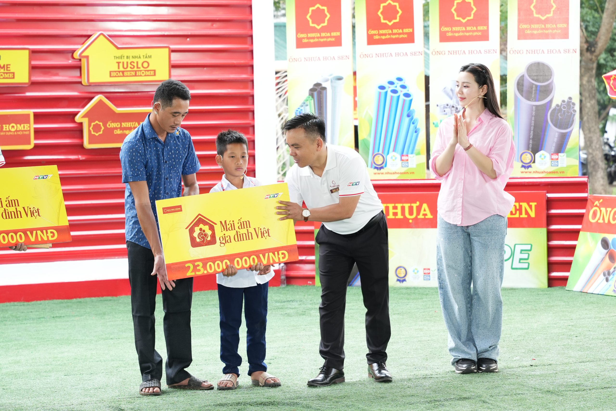 Gia đình em Nguyễn Minh Tú về nhì với 23 triệu đồng.