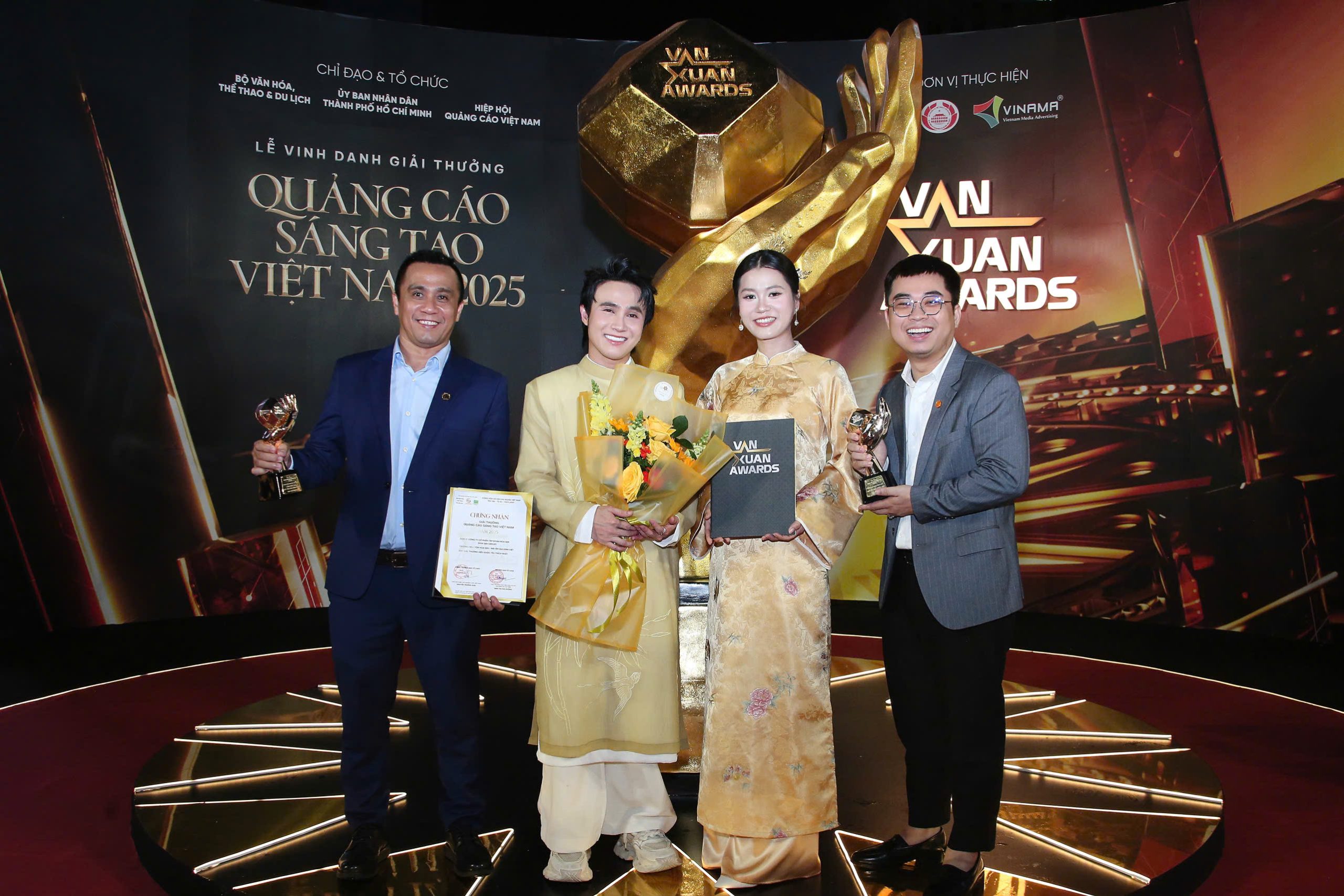 Ông Trần Đình Tài – Phó Tổng Giám đốc Tập đoàn Hoa Sen, ông Trần Đình Phương – Phó Tổng Giám đốc Công ty Truyền thông Bee cùng các diễn viên Lâm Vỹ Dạ, Huỳnh Lập tại lễ trao giải Vạn Xuân Awards 2025.