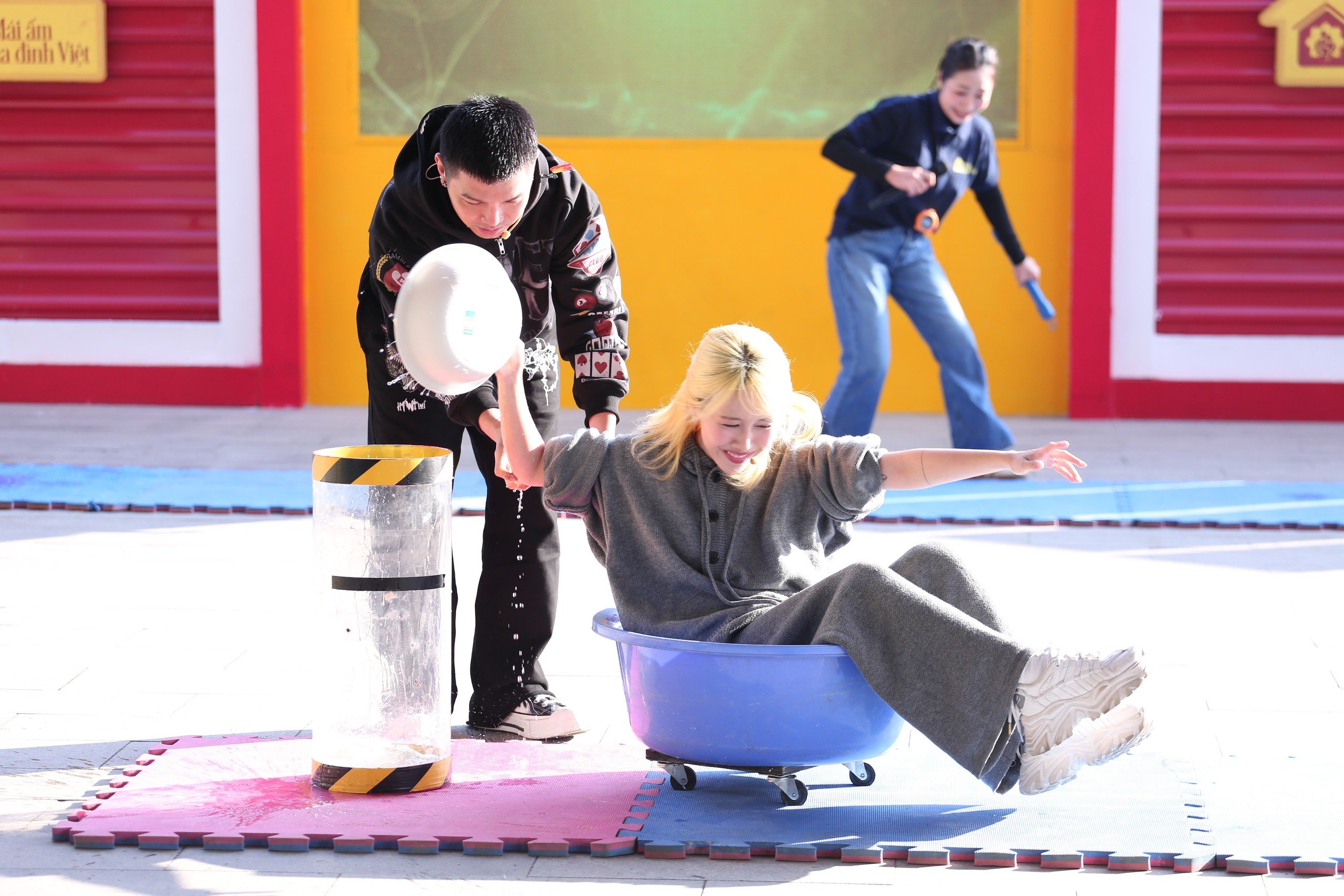 Hậu Hoàng và ca sĩ Cường Seven phối hợp ăn ý, hoàn thành thử thách để hỗ trợ các hoàn cảnh kém may mắn.