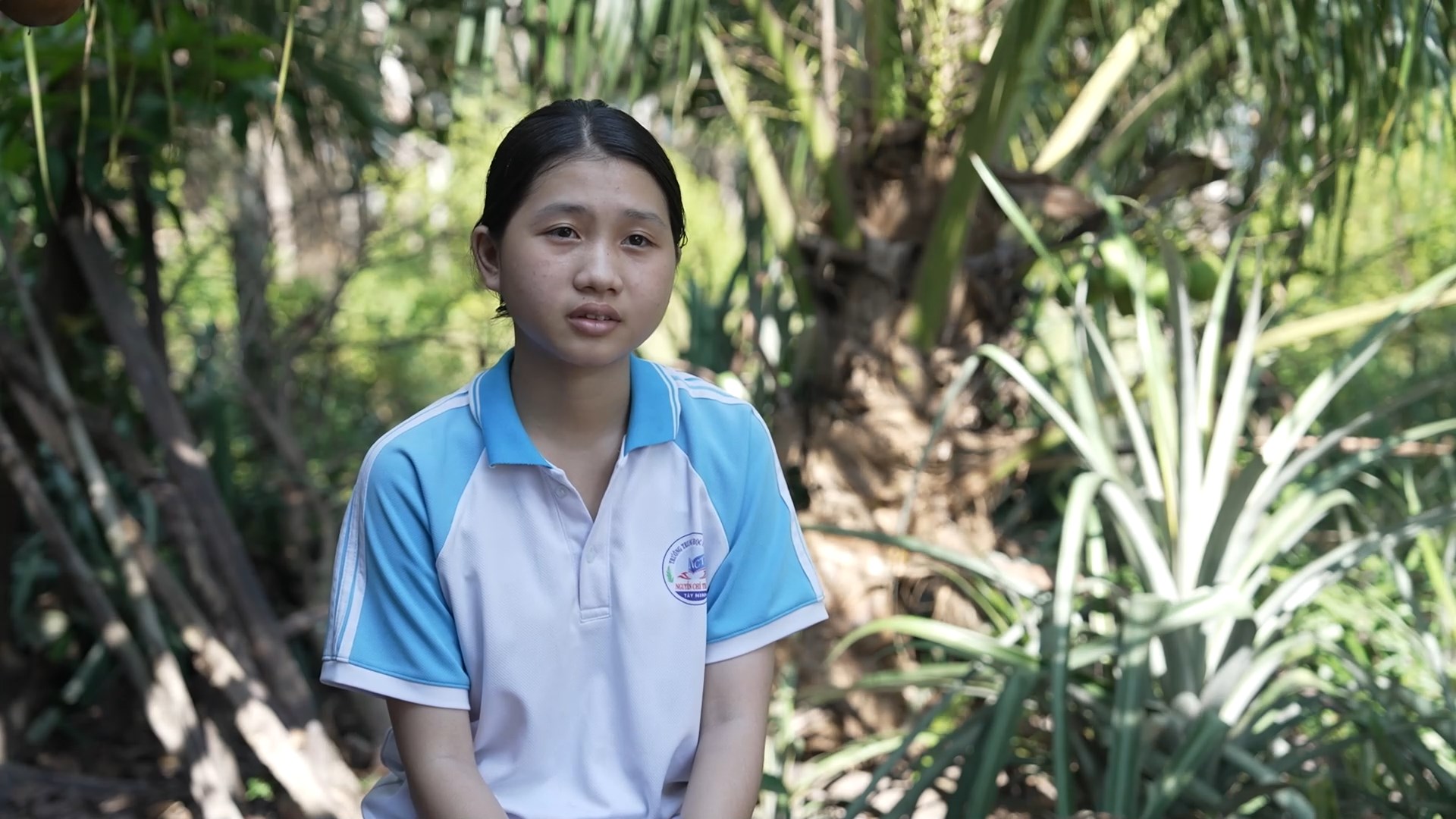 Cô bé Mai Phương sớm gánh vác gia đình, ngày đi học, tối làm phụ bếp để có tiền lo cho mẹ đau bệnh.