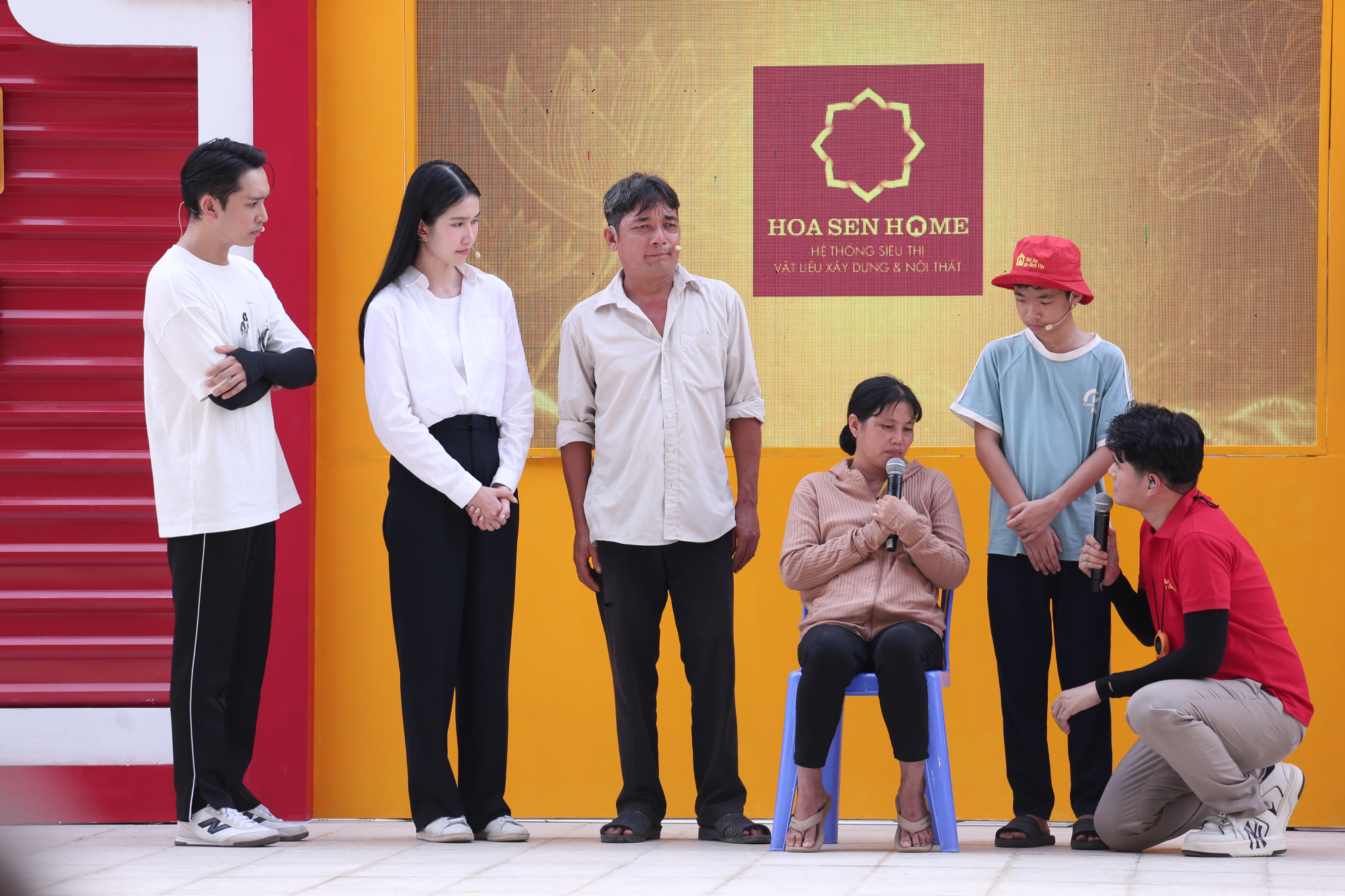 Các nghệ sĩ xót xa khi biết Khôi đã lâu không dám ăn món mình yêu thích vì hoàn cảnh gia đình khó khăn.