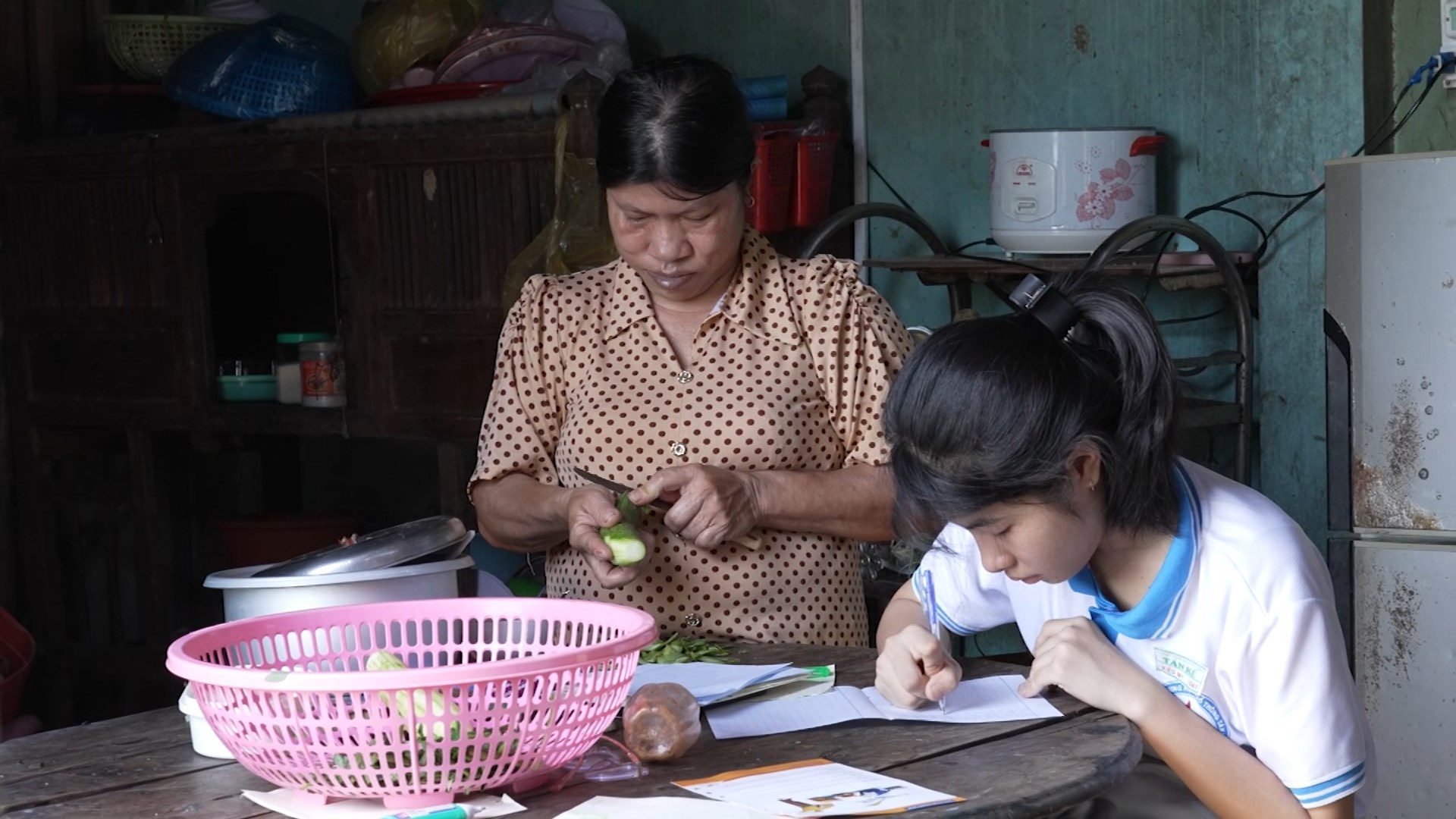 Kiều My bên mẹ, người phụ nữ không còn minh mẫn nhưng luôn là điều em yêu thương và lo lắng nhất.