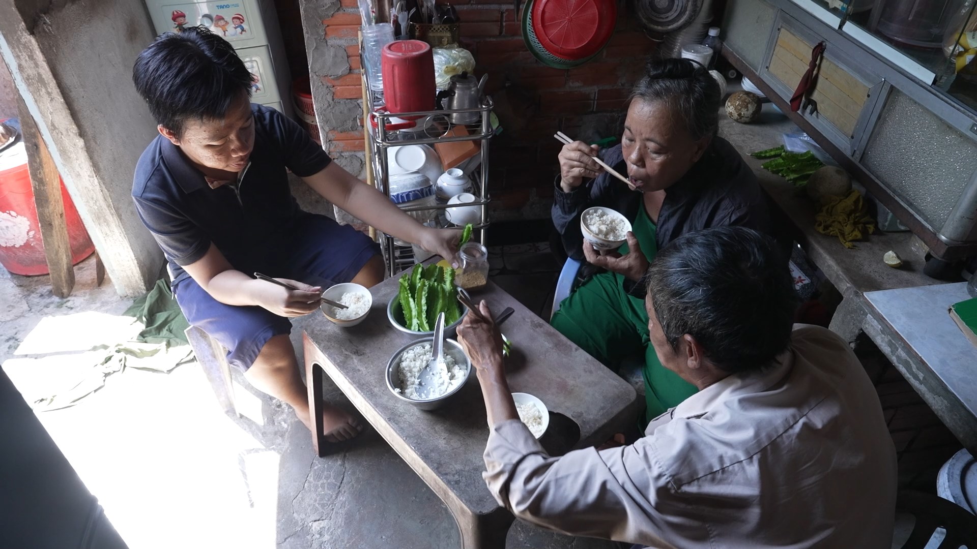 Bữa cơm đạm bạc của gia đình em Hồng chỉ có rau luộc và cơm trắng, nhưng chất chứa biết bao lo toan mưu sinh.