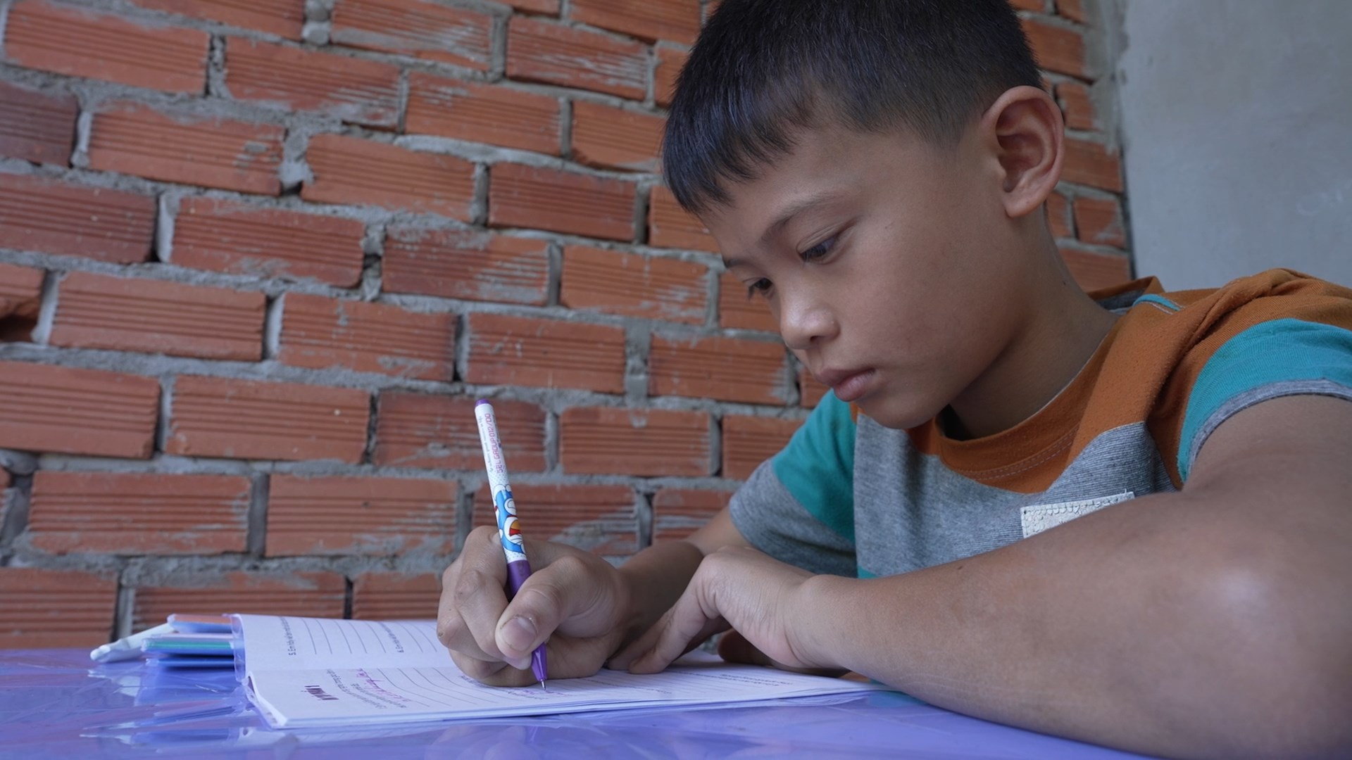 Em Phạm Trung Quý – cậu bé 11 tuổi sớm hiểu chuyện, chăm học, luôn theo cha đi bắt ốc để kiếm tiền thuốc cho mẹ.