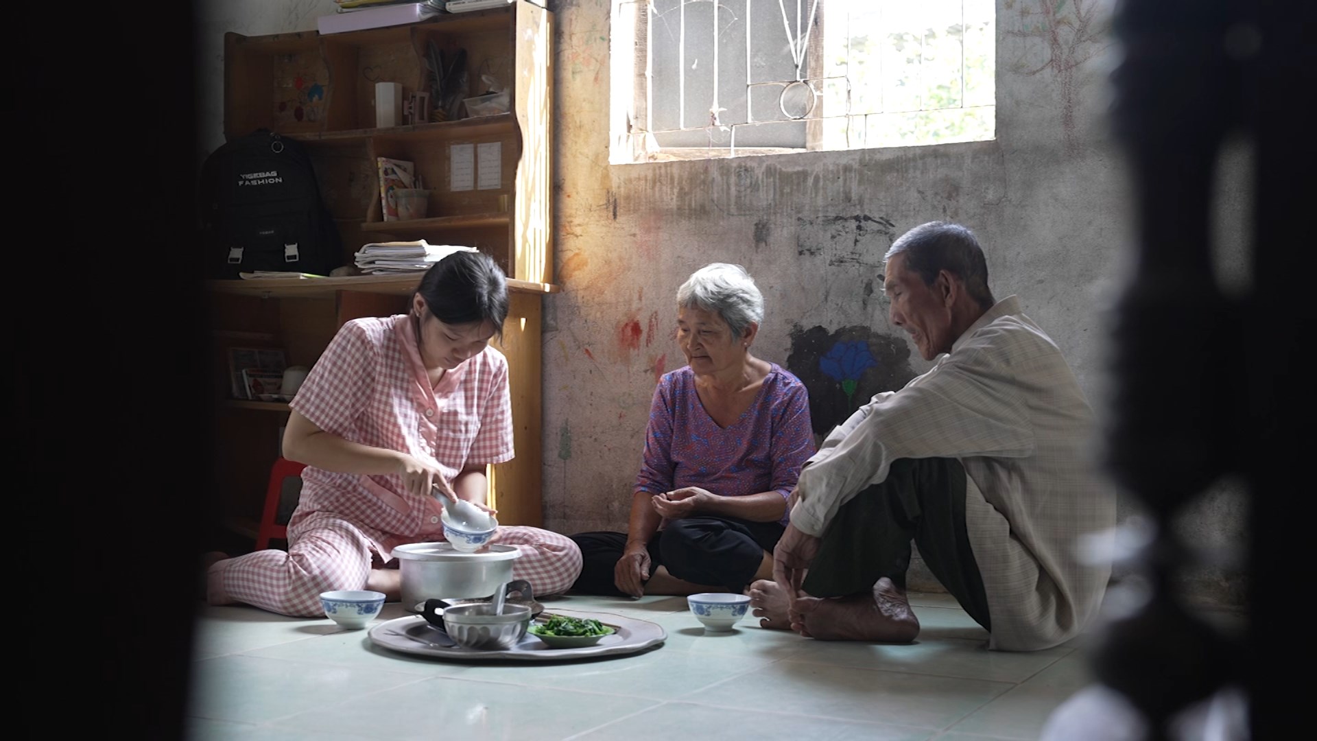 Mồ côi cha mẹ, Như Ngọc lớn lên trong vòng tay yêu thương và sự hy sinh thầm lặng của ông bà nội.