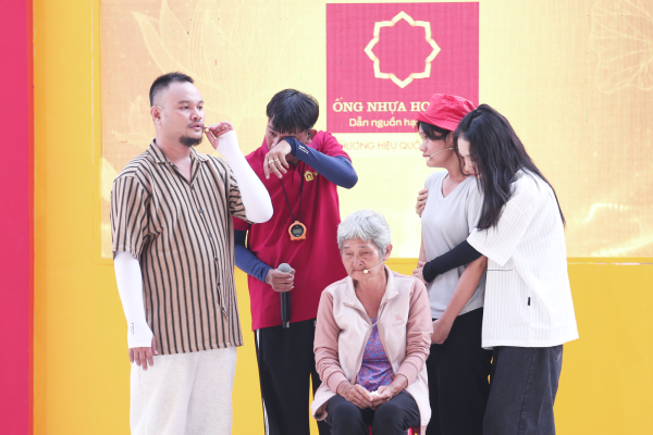 MC Thái Vũ, Vinh Râu và Hoàng Duyên xót xa khi lắng nghe câu chuyện của gia đình em Như Ngọc.