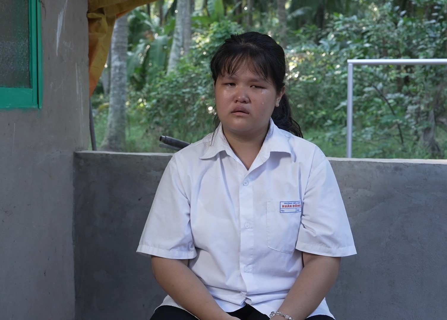 Bích Tuyền rưng rưng xúc động khi kể lại câu chuyện mồ côi cả cha lẫn mẹ của chính mình.