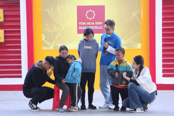 Bộ ba Hà Đức Chinh – Đỗ Thị Hà – Minh Dự xuất hiện giản dị, ấm áp giữa trời rét Hải Phòng, tiếp thêm động lực cho các em nhỏ mồ côi.