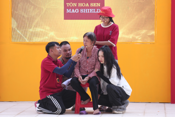 Ba nghệ sĩ đều nghẹn lòng khi nghe lời tâm sự của bà cháu em Hoa.