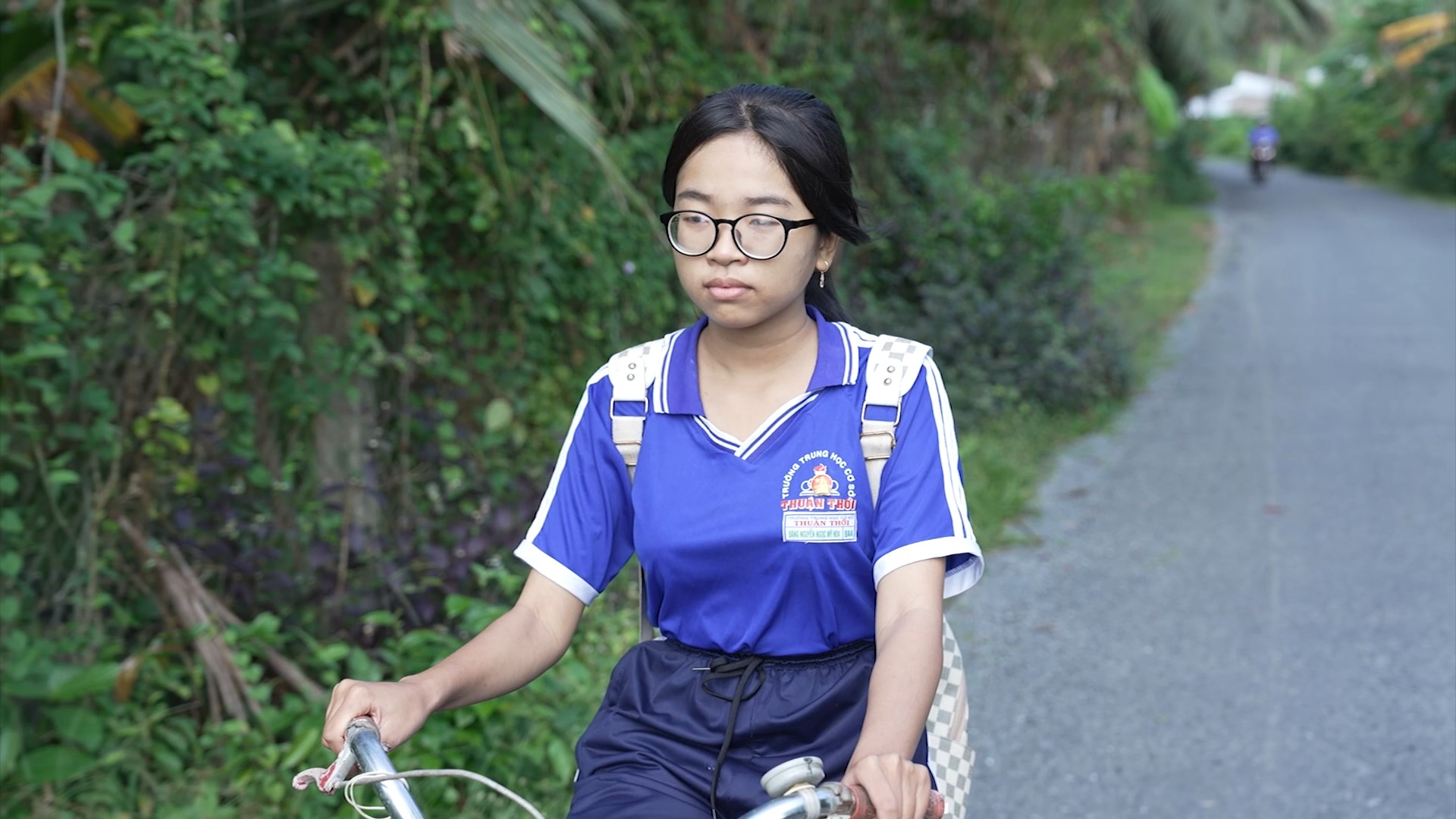 Cô bé Hoa mồ côi mẹ, chưa từng biết mặt cha luôn cố gắng học thật giỏi để có thể chăm lo cho người bà đã nuôi nấng mình.