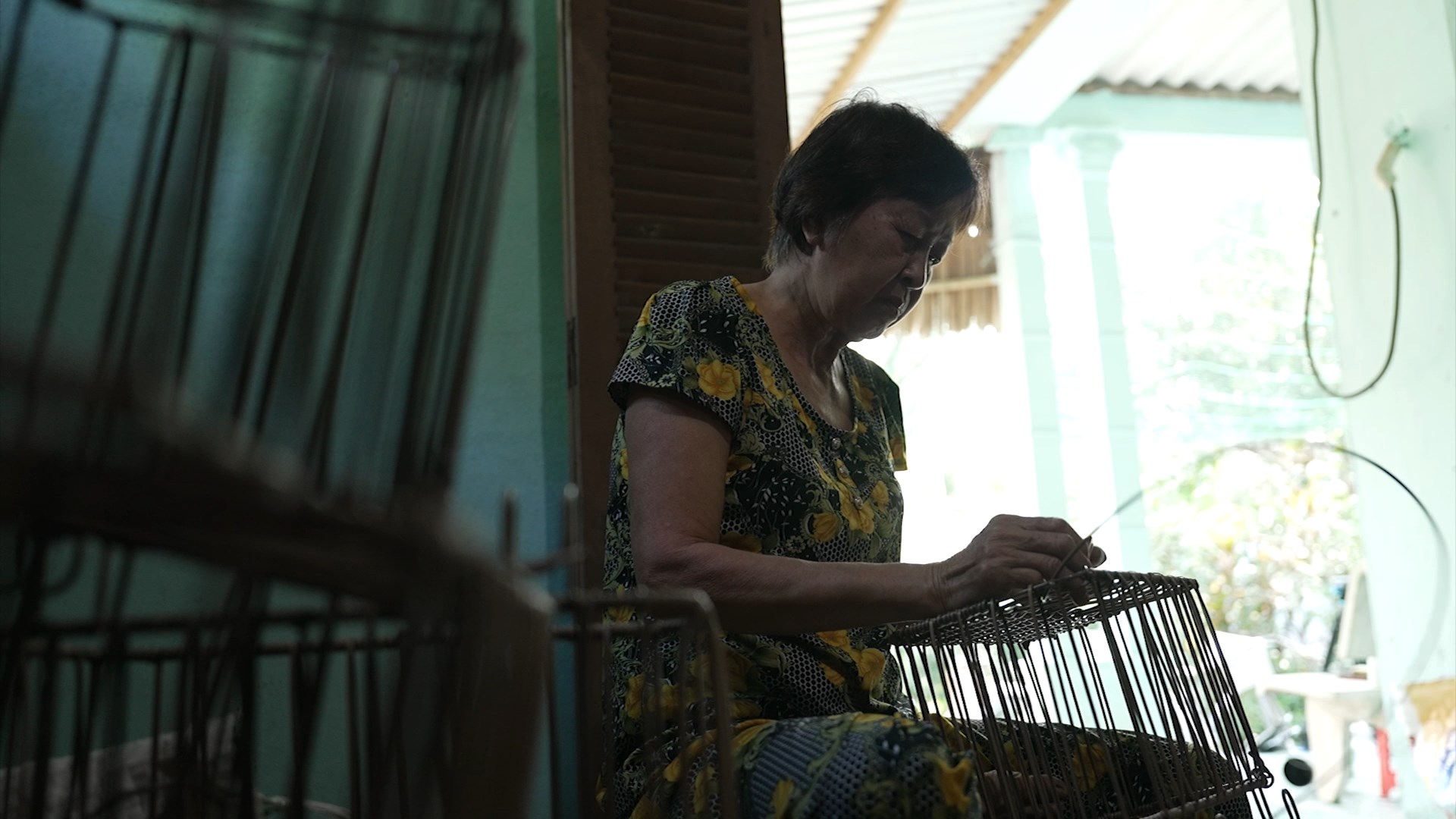 Bà của Hoa sức khoẻ yếu nhưng mỗi ngày đều cần mẫn lao động để có thể lo cho đứa cháu nhỏ.