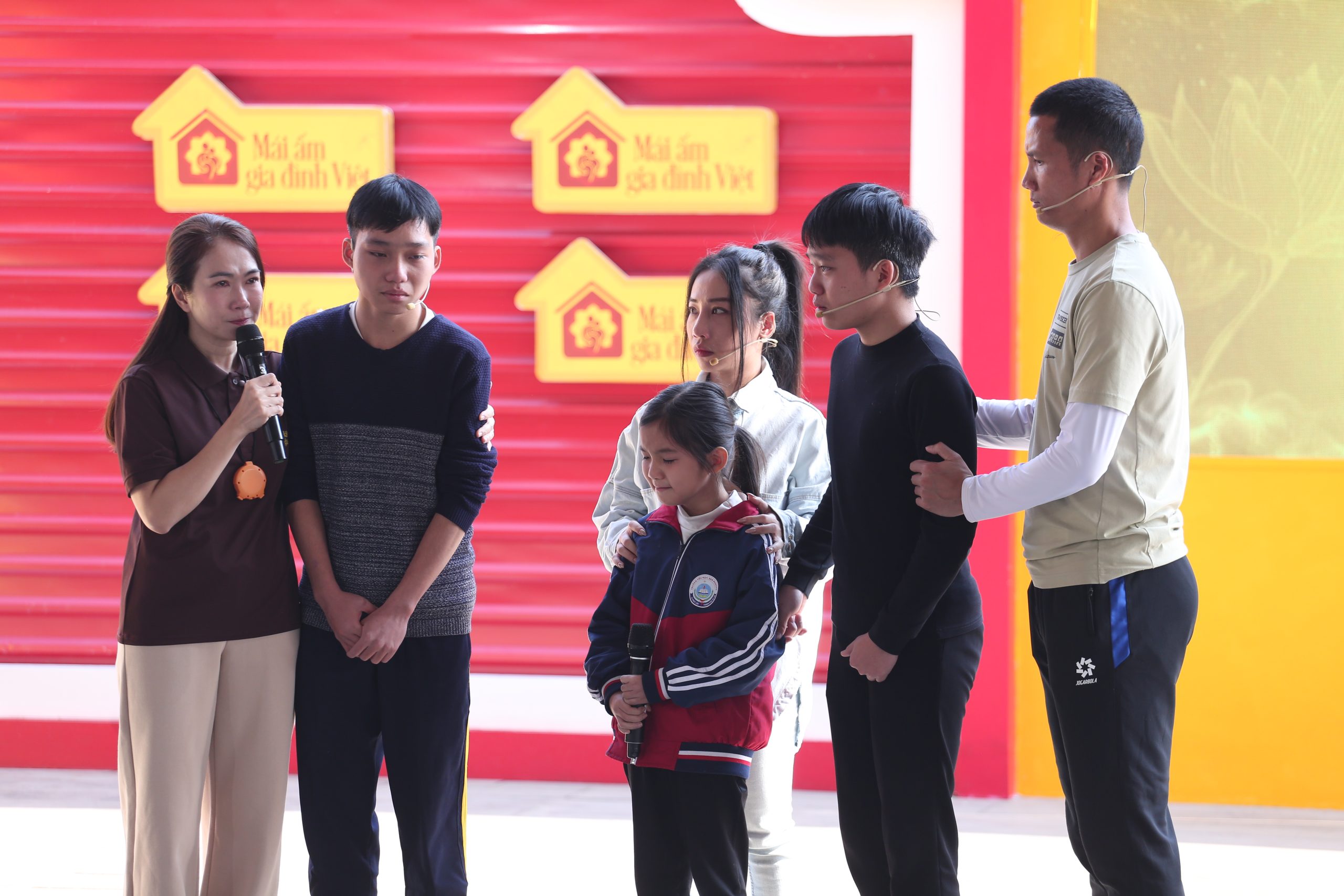 Hằng BingBoong cùng thủ môn Nguyễn Đình Triệu đồng cảm với những em nhỏ thiếu thốn, chia sẻ tình cảm như chính những trải nghiệm của bản thân.