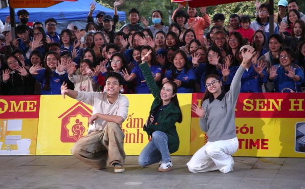 Ca sĩ Bùi Trường Linh và Á hậu Hellen hạnh phúc trong lần tham gia ghi hình ‘Mái ấm gia đình Việt’, sẻ chia với những mảnh đời khó khăn tại Hải Phòng.