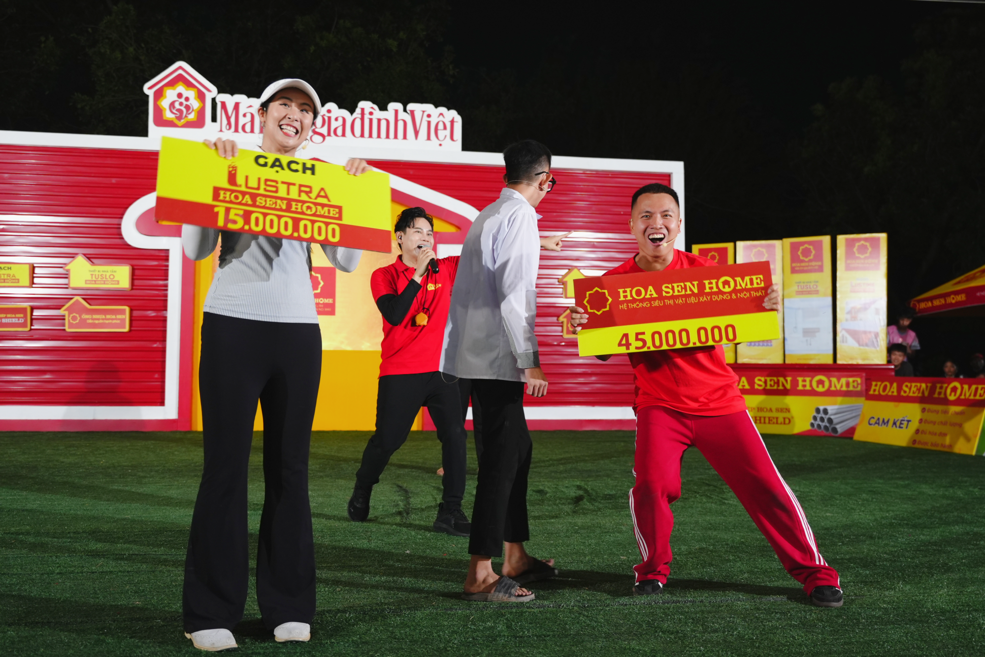 Khoảnh khắc vỡ òa cảm xúc khi gia đình em Nguyễn Quang Minh rút được bảng tiền thưởng từ Hoa Sen Home tại Mái ấm gia đình Việt.