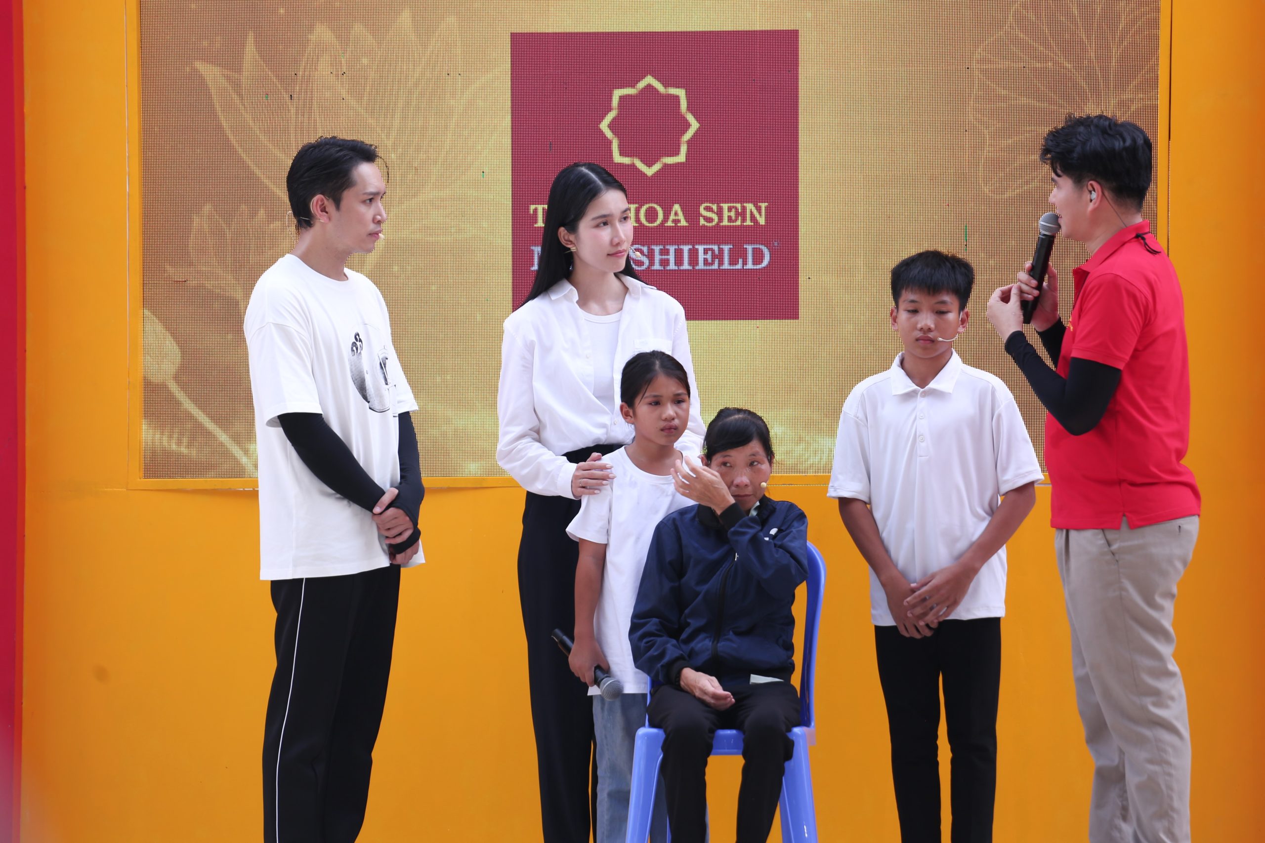 Hình ảnh cậu bé hiểu chuyện khiến các nghệ sĩ nghẹn ngào khi lắng nghe những chia sẻ.