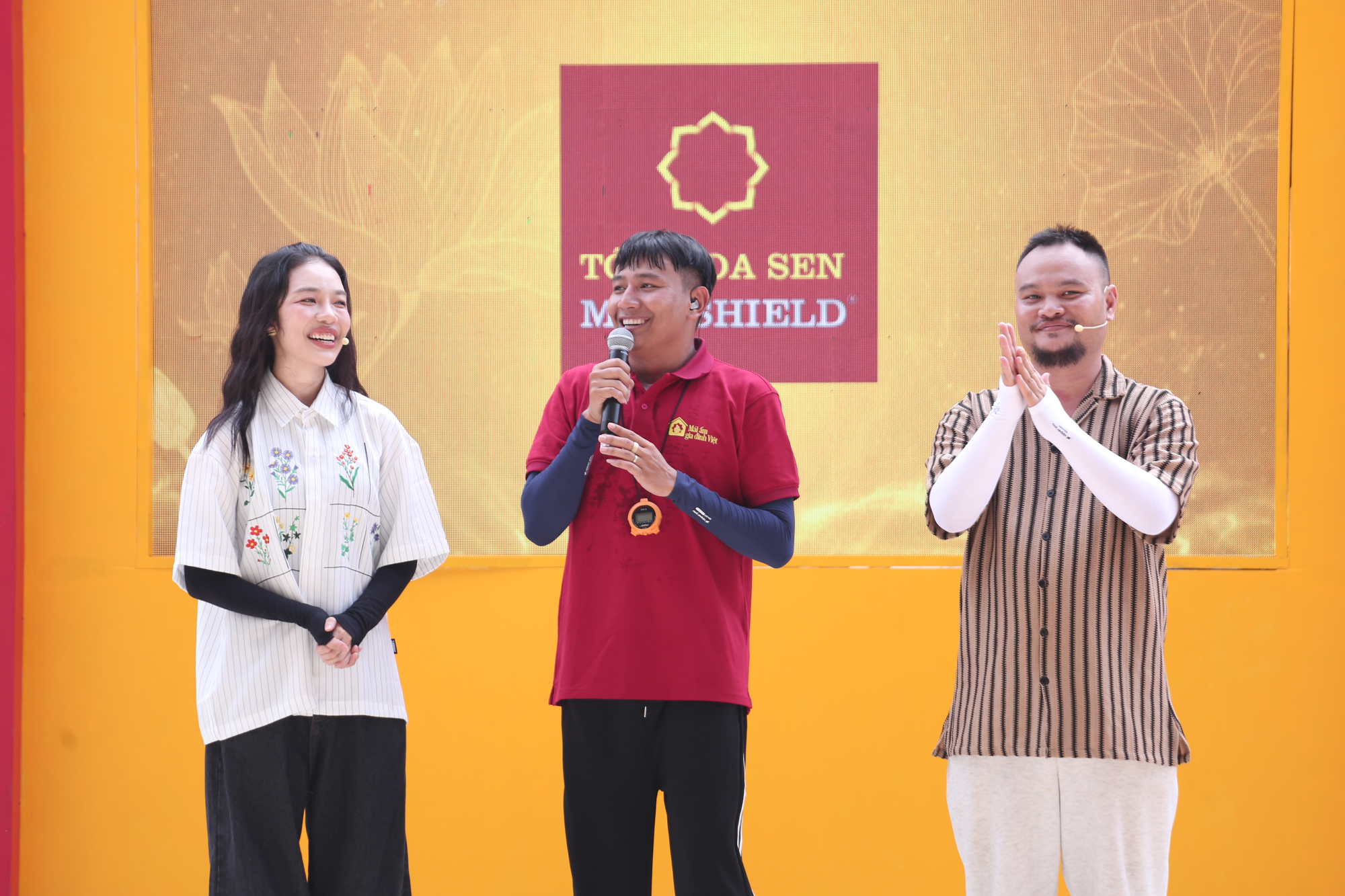 Ba nghệ sĩ Thái Vũ, Vinh Râu và Hoàng Duyên mang đến “Mái ấm gia đình Việt” những cảm xúc chân thành và đầy yêu thương.