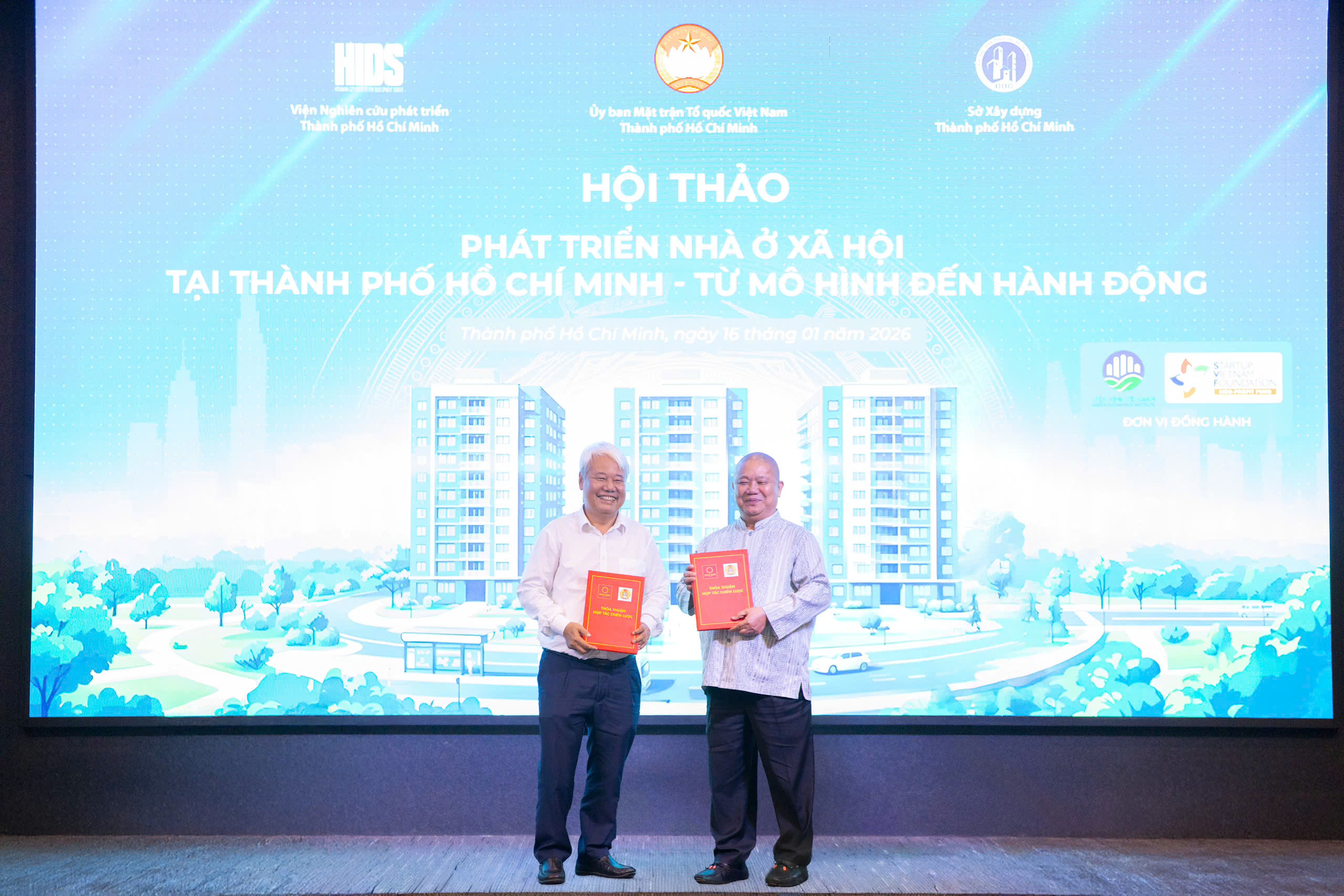 Tập đoàn Hoa Sen và Liên đoàn Lao động TP. Hồ Chí Minh trao biên bản thỏa thuận hợp tác chiến lược phát triển tối thiểu 20.000 căn nhà ở xã hội cho công nhân và người lao động