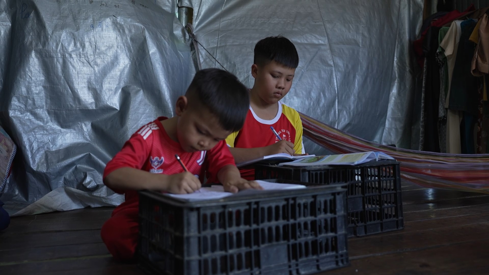 Hai anh em em Vinh trong căn nhà nhỏ 10m², nơi che nắng che mưa tạm bợ.