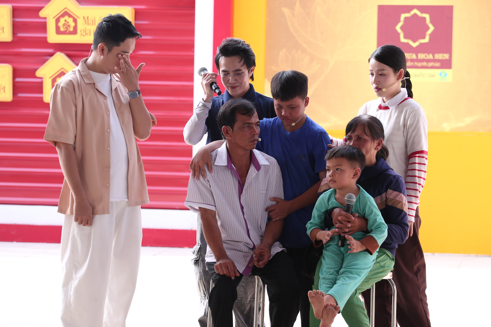 Các nghệ sĩ không kìm được nước mắt trước ước mơ giản dị chỉ mong cha mẹ bớt khổ của em Vinh.