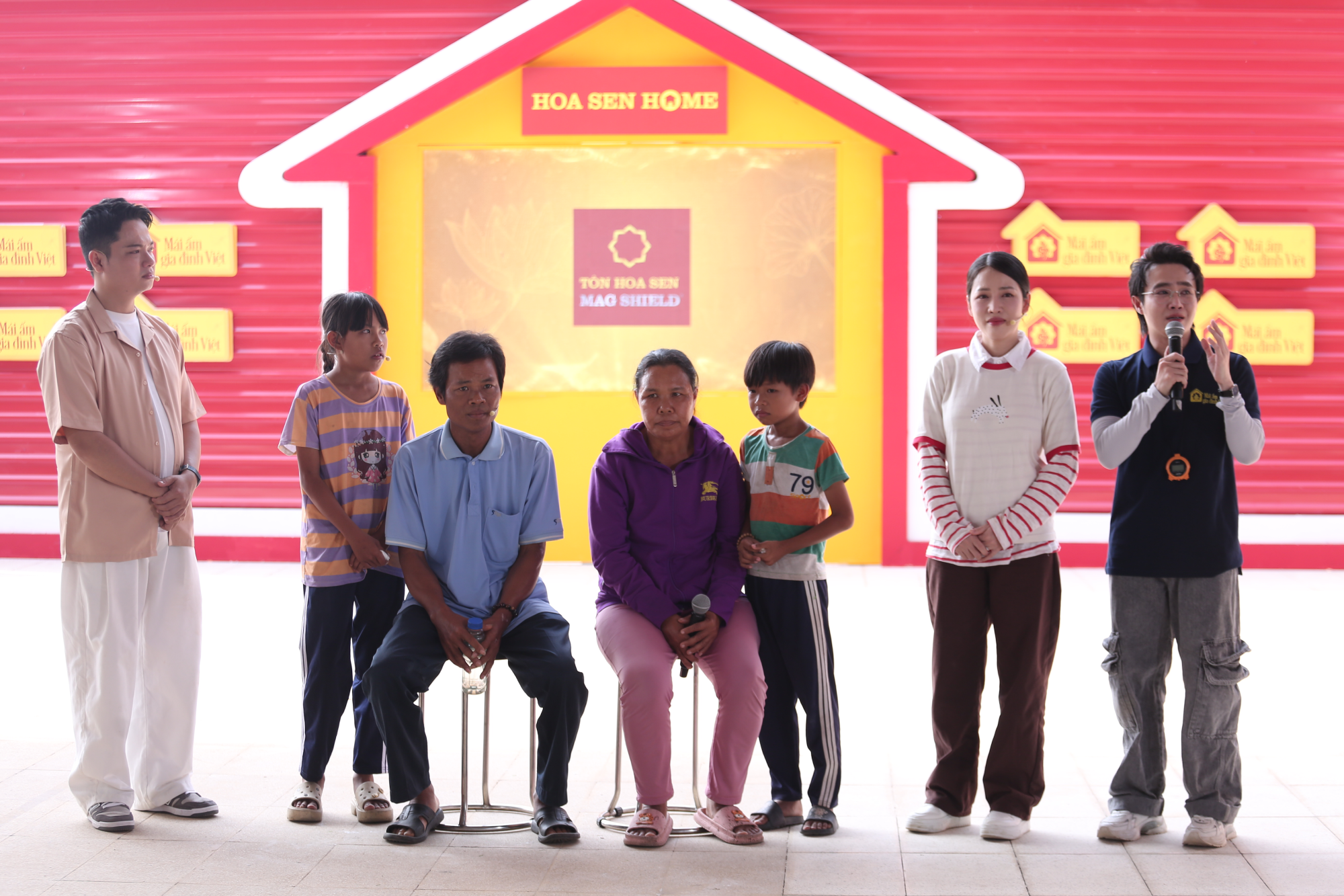 MC Huỳnh Lập trăn trở trước hoàn cảnh cả gia đình Hải Kim đều mang bệnh, gánh nặng chữa trị chồng chất.