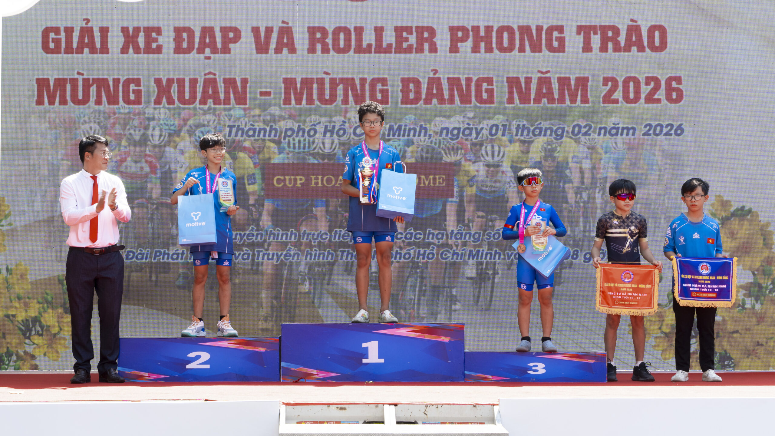 Đại diện Hoa Sen Home trao cup và kỷ niệm chương cho các vận động viên hạng mục Roller Phong trào.