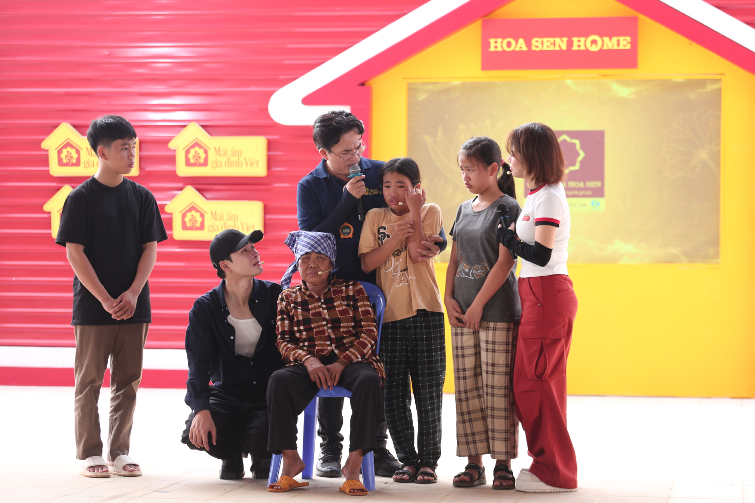 MC Đại Nghĩa không giấu được sự xót xa trước người bà bệnh tật vẫn gồng gánh nuôi ba cháu mồ côi.