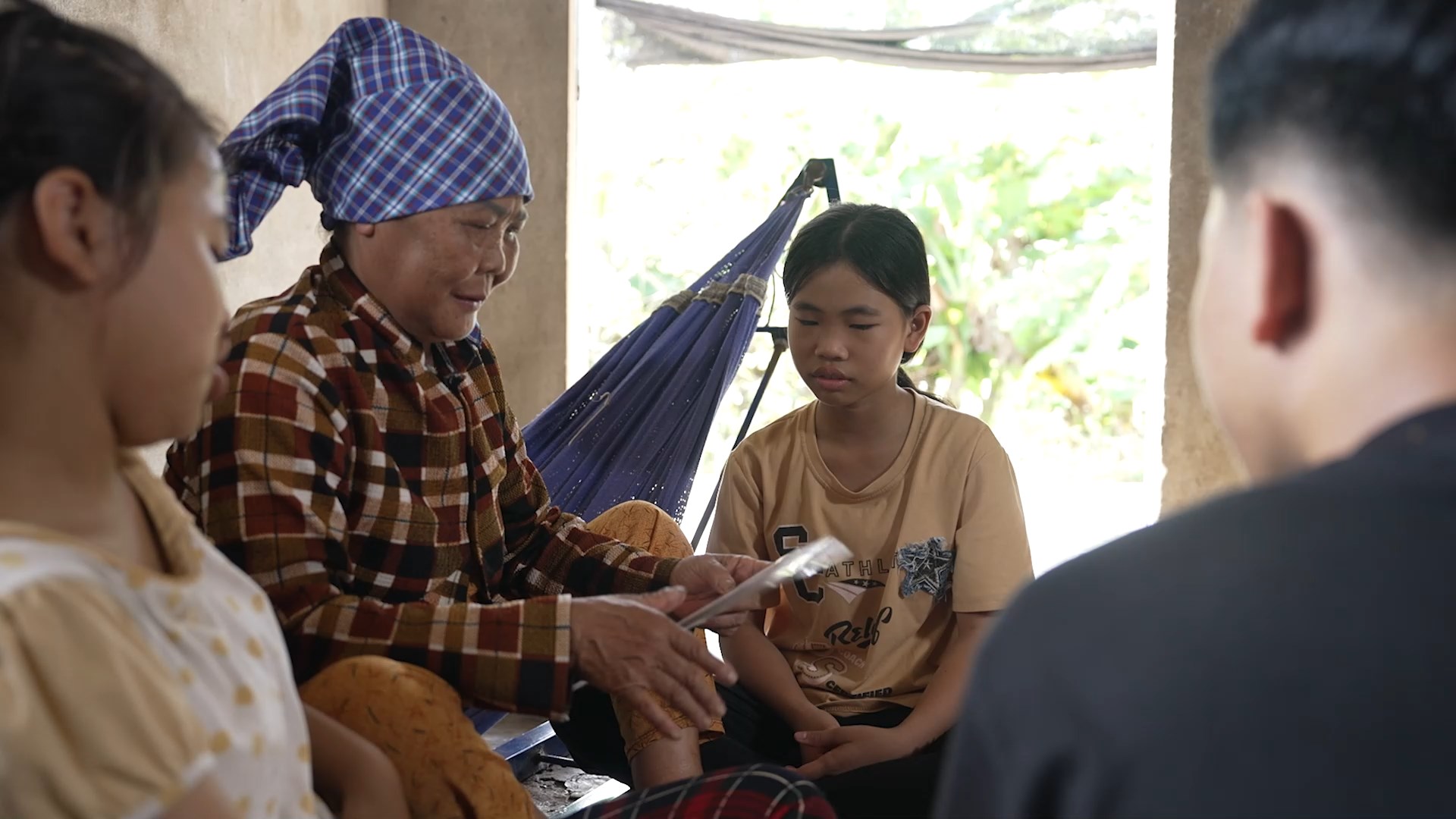 Hình ảnh người bà già yếu nhưng vẫn là chỗ dựa duy nhất của ba cháu mồ côi.