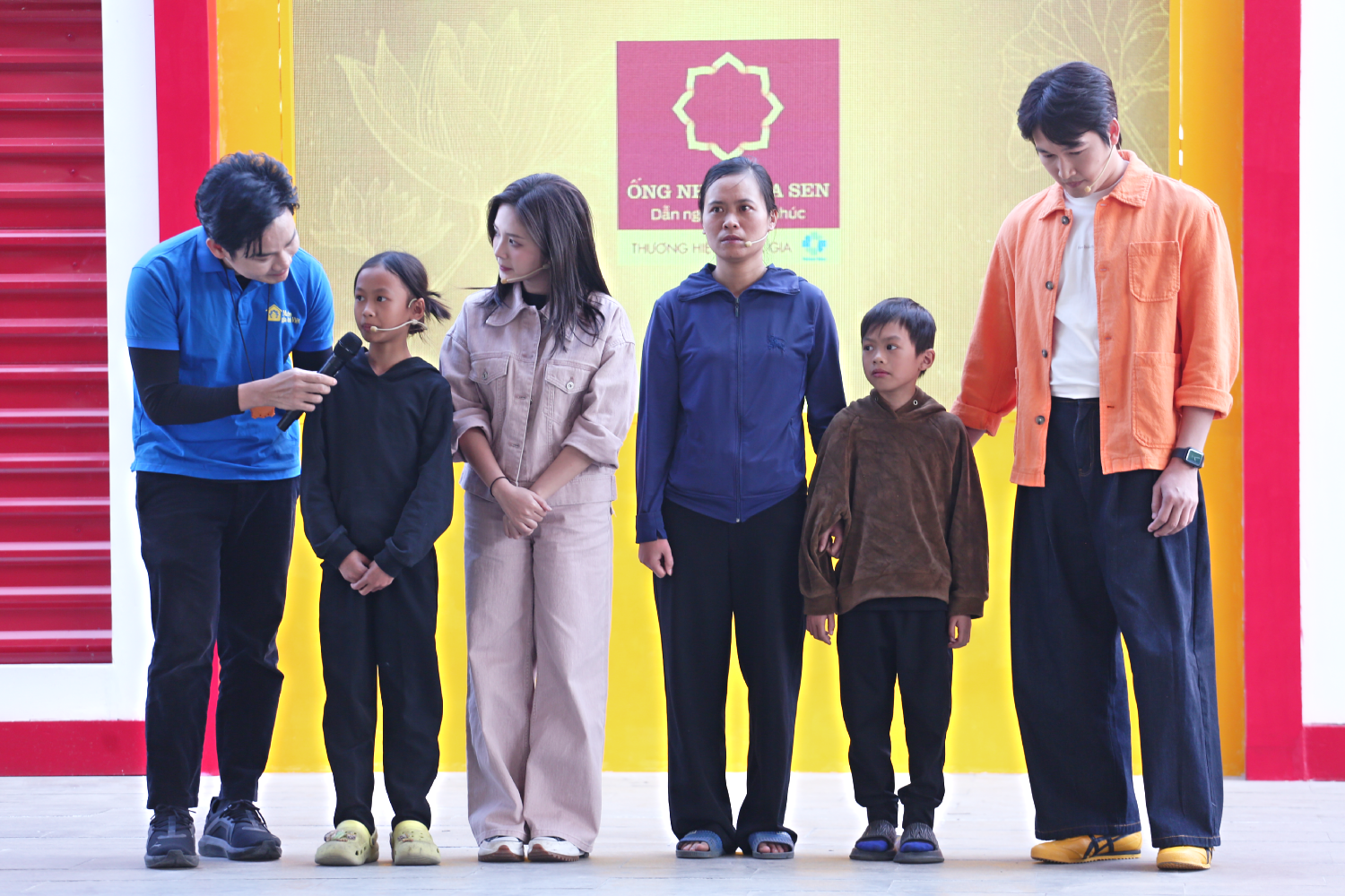 Đình Tú và Ngọc Huyền xúc động trước người mẹ trẻ tần tảo cùng hai con nhỏ gồng gánh cuộc sống với thu nhập ít ỏi.