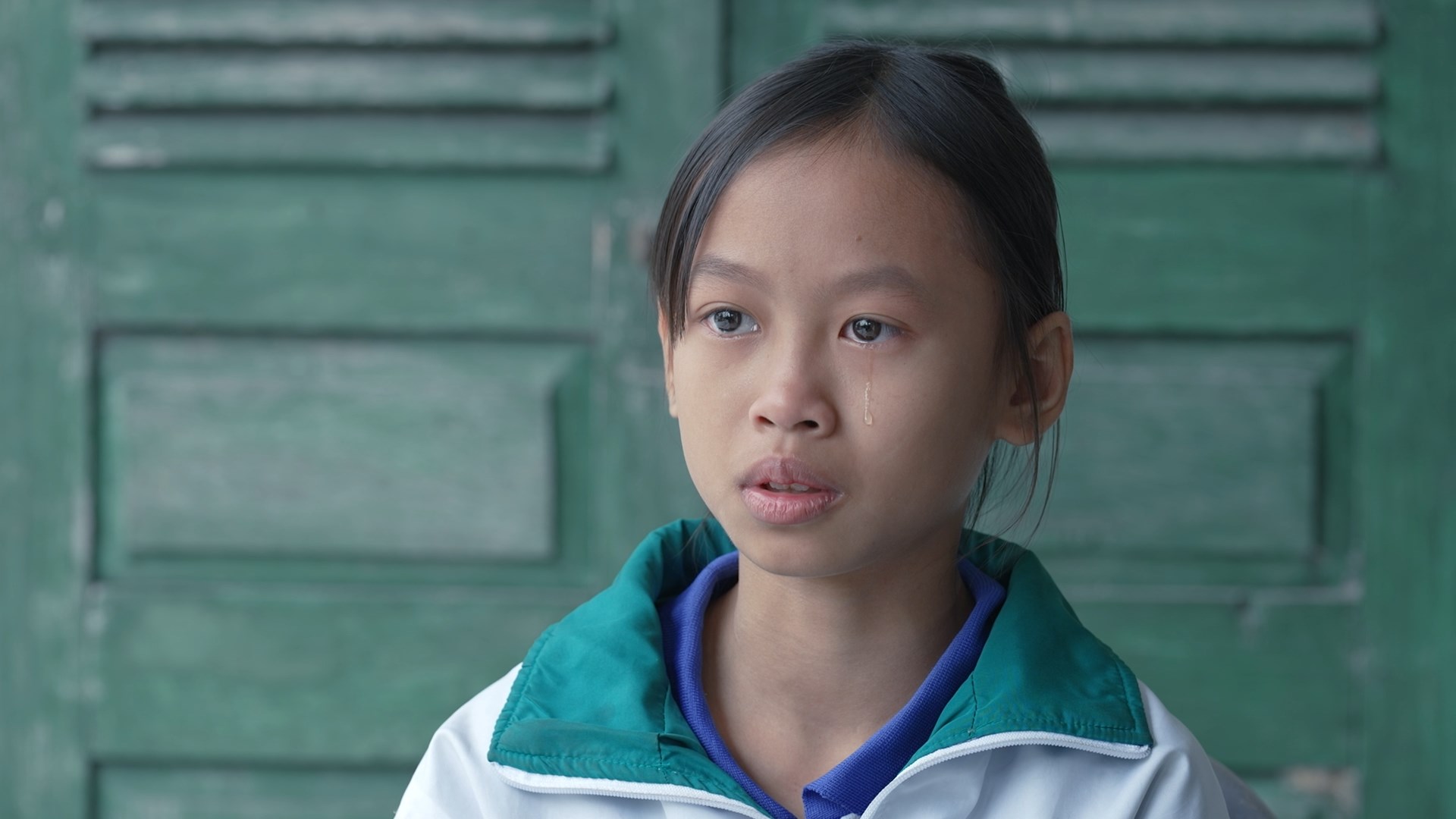 Em Nguyễn Hải Yến - cô bé lớp 6 sớm mất cha, sống cùng mẹ và em trai trong căn nhà dột nát.