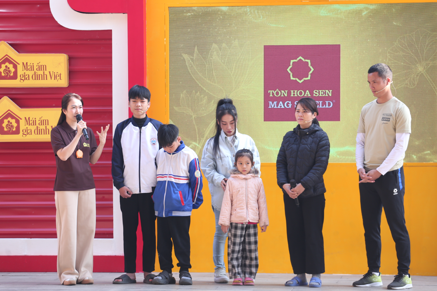 MC Thanh Thảo nghẹn ngào khi lắng nghe câu chuyện đầy nghị lực của em Gia Huy.