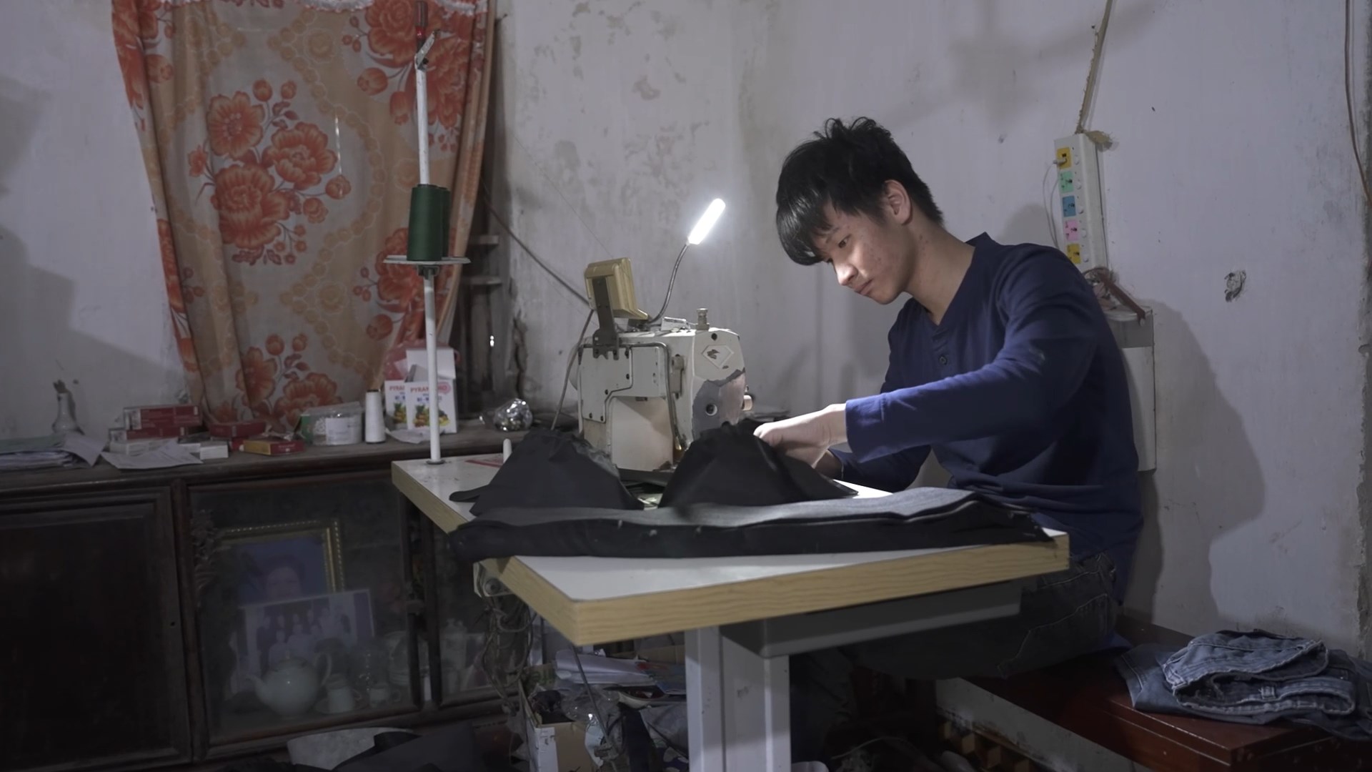 Dù chỉ là cậu học trò lớp 11, Phát đã phải đối mặt với nhiều khó khăn trong cuộc sống và trở thành điểm tựa tinh thần cho gia đình.