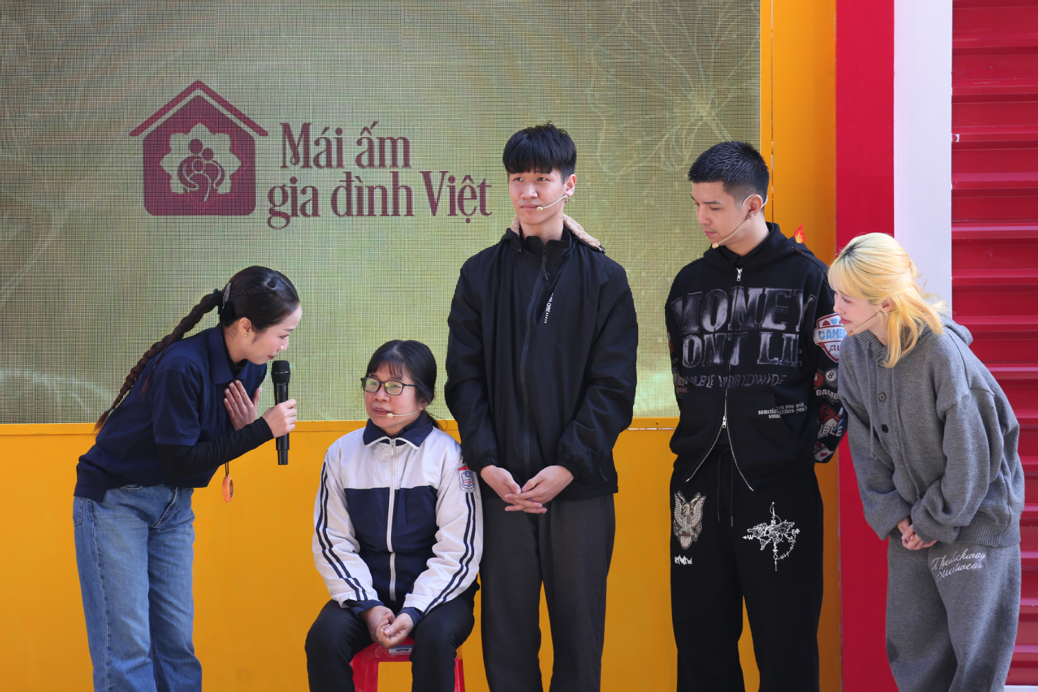 MC Ốc Thanh Vân gửi lời an ủi và mong hai mẹ con em Phát giữ gìn sức khỏe, vững tin vào tương lai phía trước.