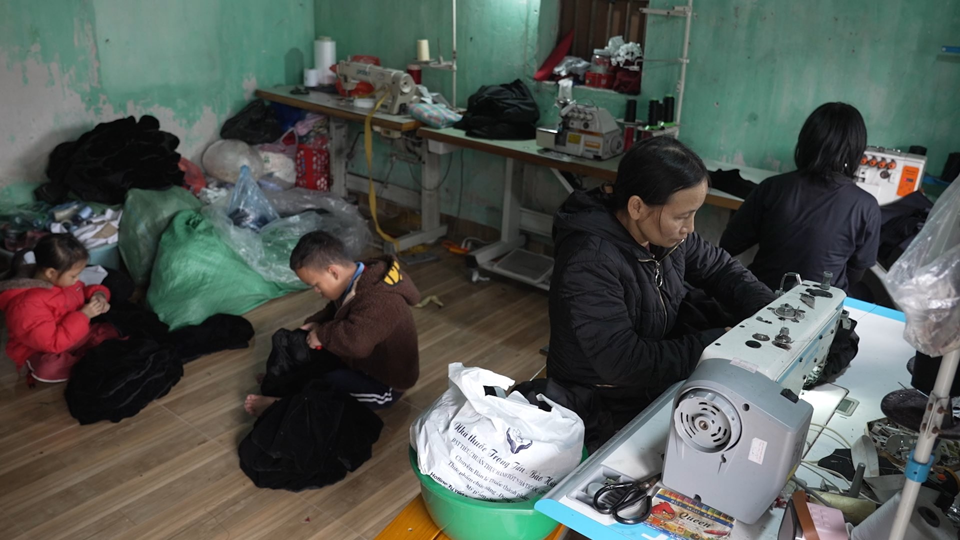 Người mẹ tảo tần gồng gánh nuôi ba con nhỏ sau khi chồng qua đời, bất chấp bệnh tật đeo bám.