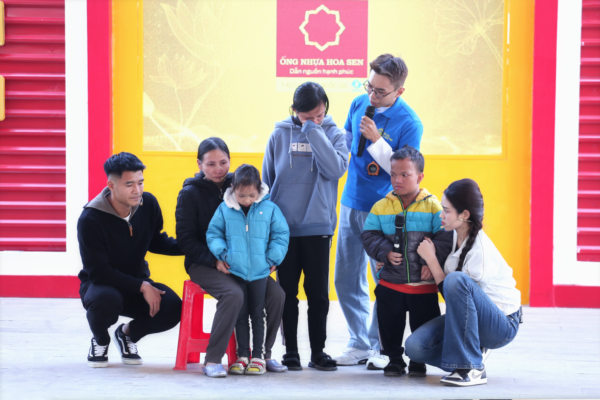 Tại trường quay, em Thảo không ngừng khóc khi nhắc đến hoàn cảnh khó khăn của gia đình, khiến tất cả khách mời và khán giả xúc động.