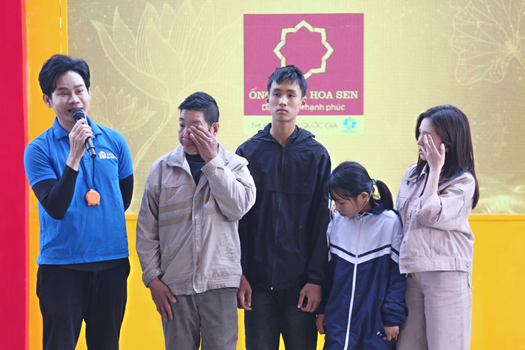 Tại trường quay, khi được hỏi về ước mơ của bản thân, cô bé lớp 8 luôn dành mọi ước mơ cho cha và anh trai, không nghĩ cho riêng mình.