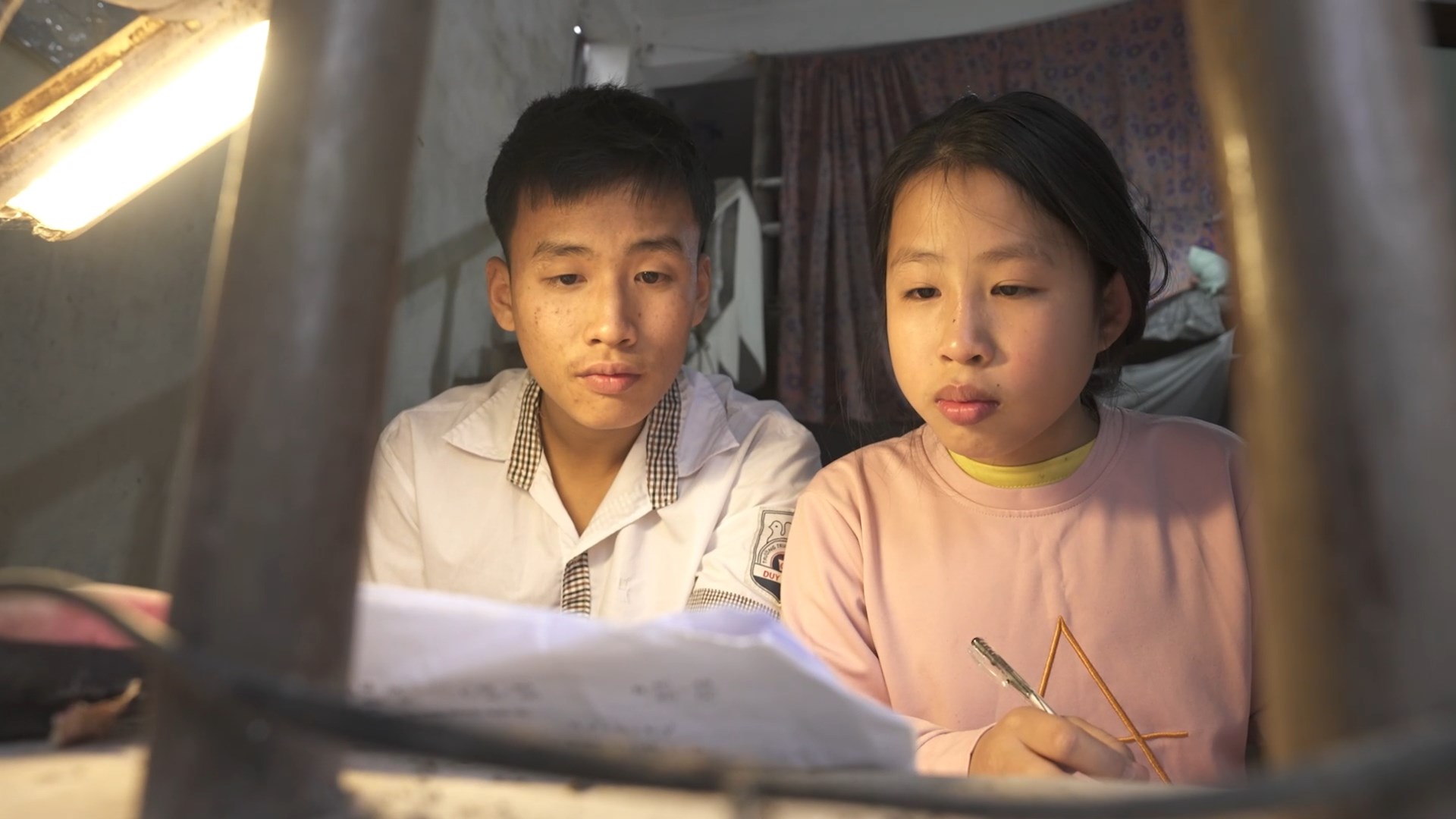 Thu Huệ chăm sóc cha và anh trai bị thiểu năng trí tuệ sau mỗi giờ học.