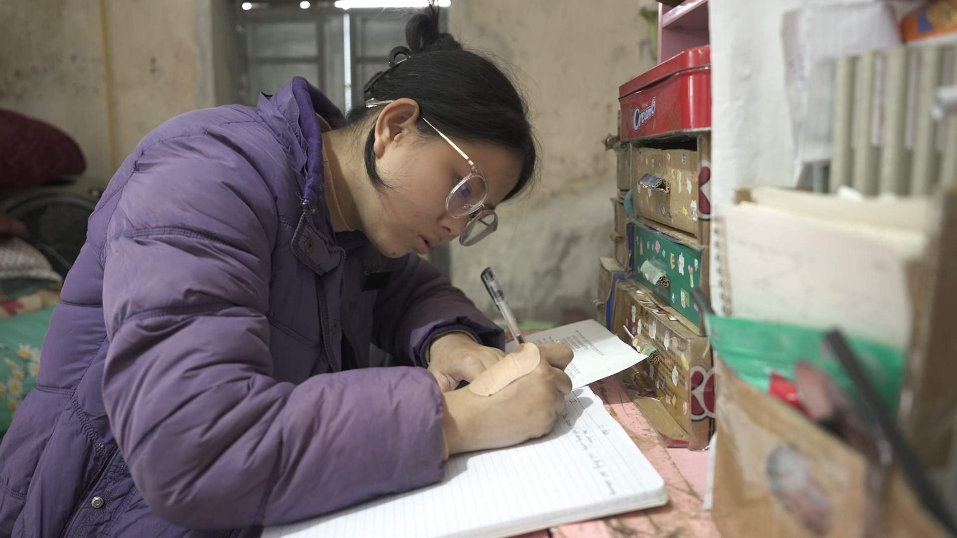 Em Lê Hà Huyền Trang luôn nỗ lực học tập và chăm sóc bà ngoại khiến các khách mời và khán giả không khỏi xót xa.