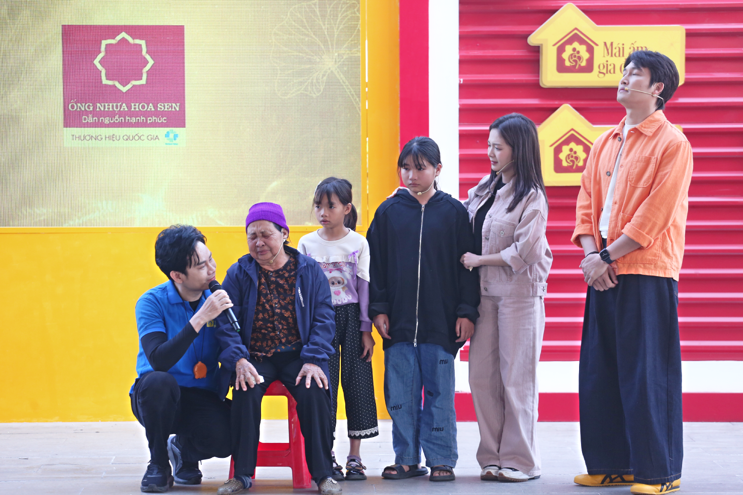 Đình Tú xúc động trước hoàn cảnh ba bà cháu. Nam diễn viên không giấu được sự lo lắng cho sức khỏe của bà nội và tương lai của hai cháu nhỏ.