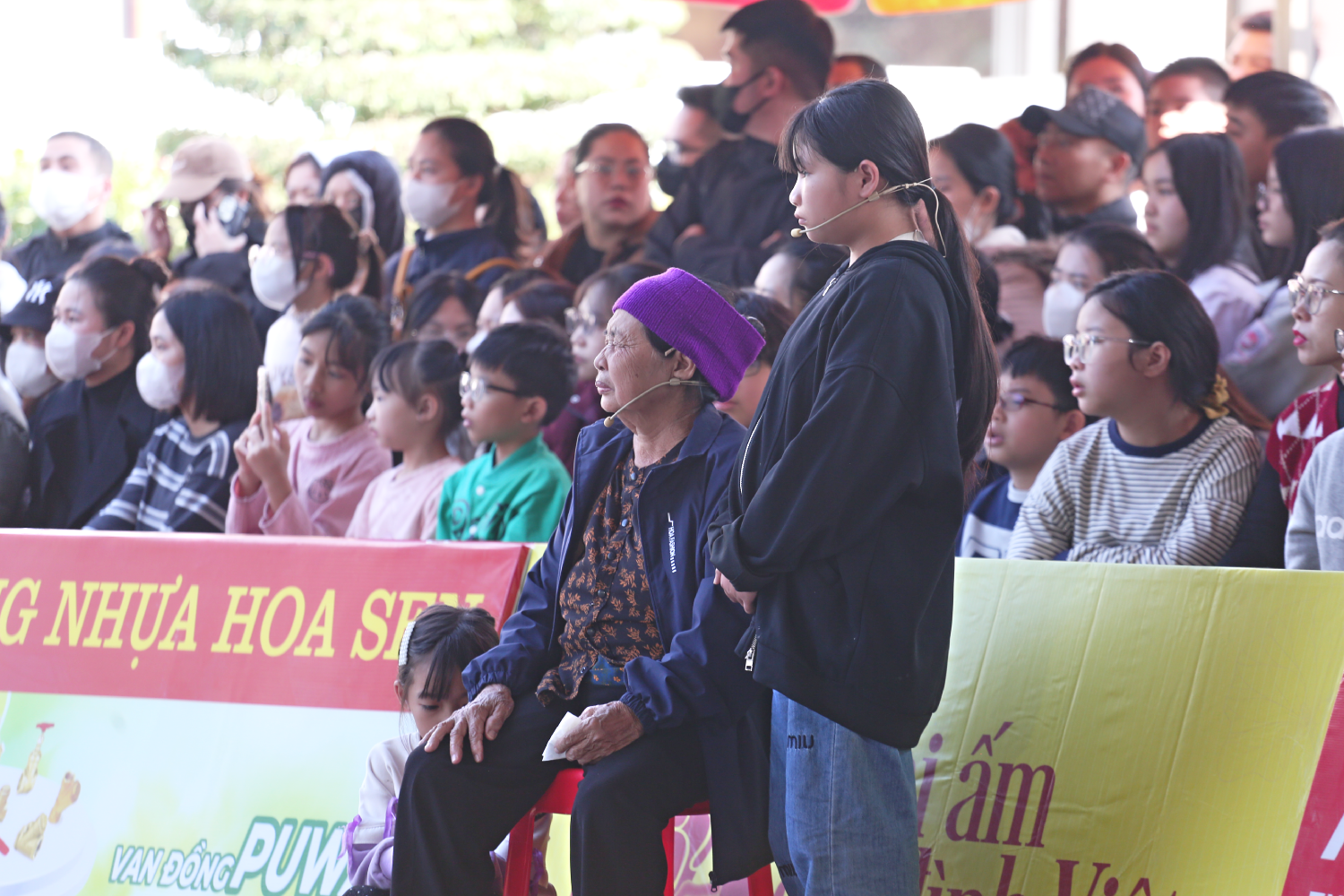 Hình ảnh người bà tuổi cao, đi lại không còn vững nhưng vẫn gắng gượng chăm sóc các cháu mồ côi