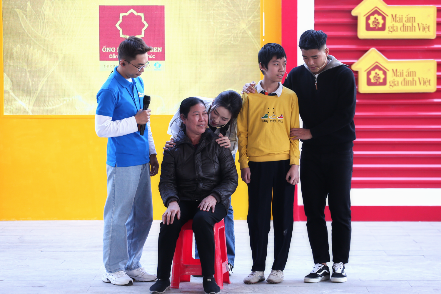 Các nghệ sĩ lắng nghe câu chuyện và dành sự quan tâm chân thành cho bà và Chiến.