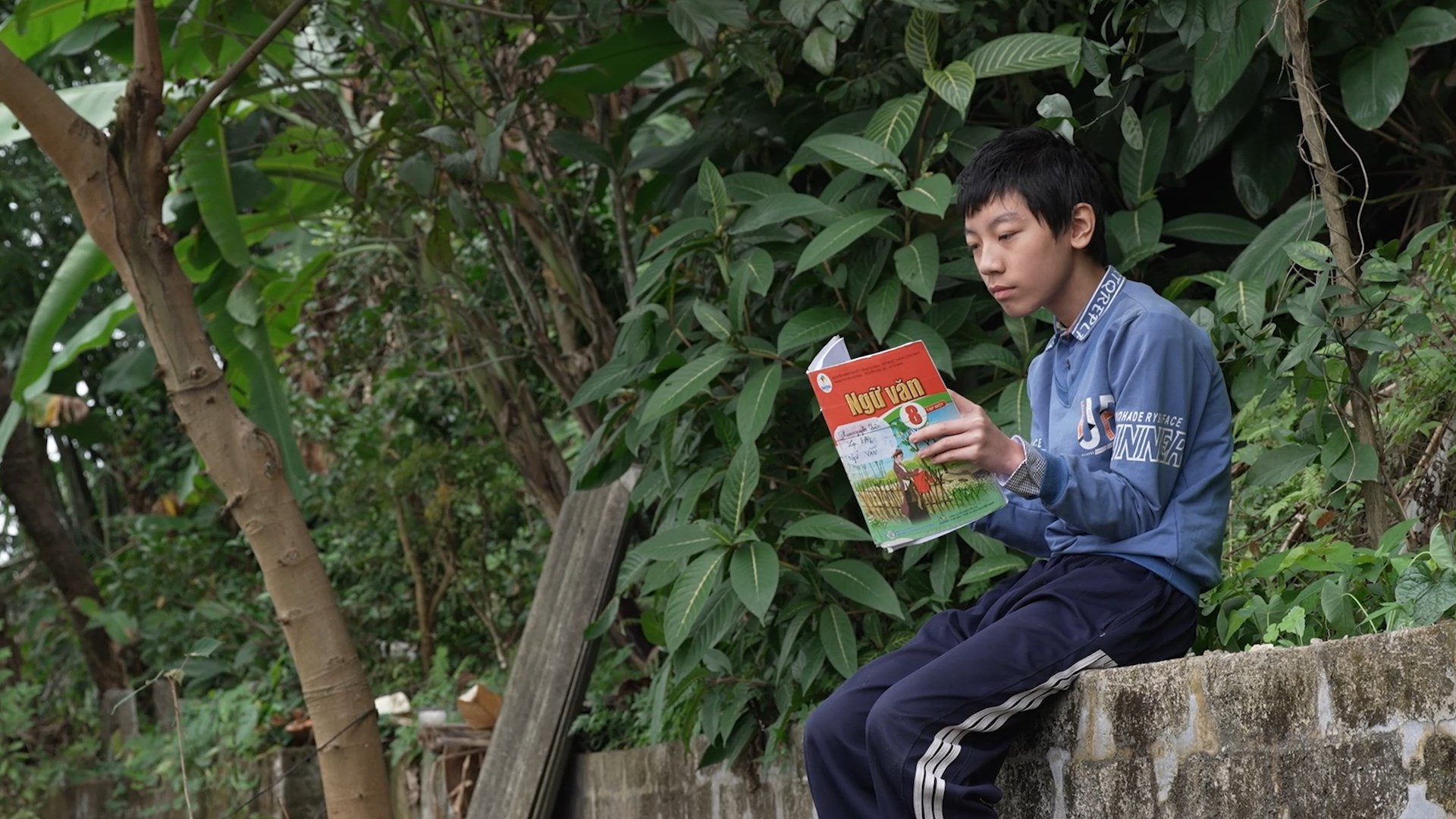 Hình ảnh cậu bé Chiến gầy gò, ít nói nhưng rất hiểu chuyện.