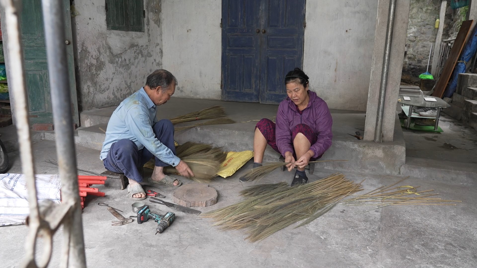 Dù tuổi cao, ông bà vẫn cố gắng làm việc để trang trải cuộc sống và nuôi lớn Chiến.